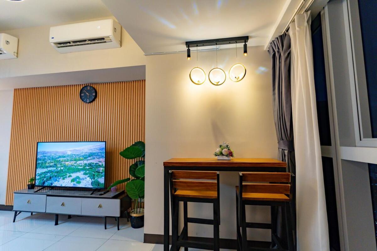 Spacious 3br In Uptown Bgc With King Size Bed, Near Malls And Restaurants Apartment