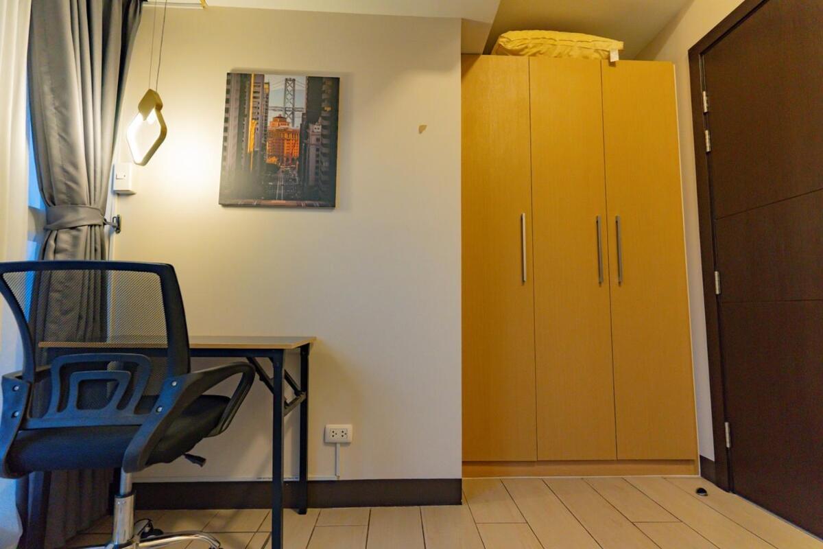 Spacious 3br In Uptown Bgc With King Size Bed, Near Malls And Restaurants Apartment Manila