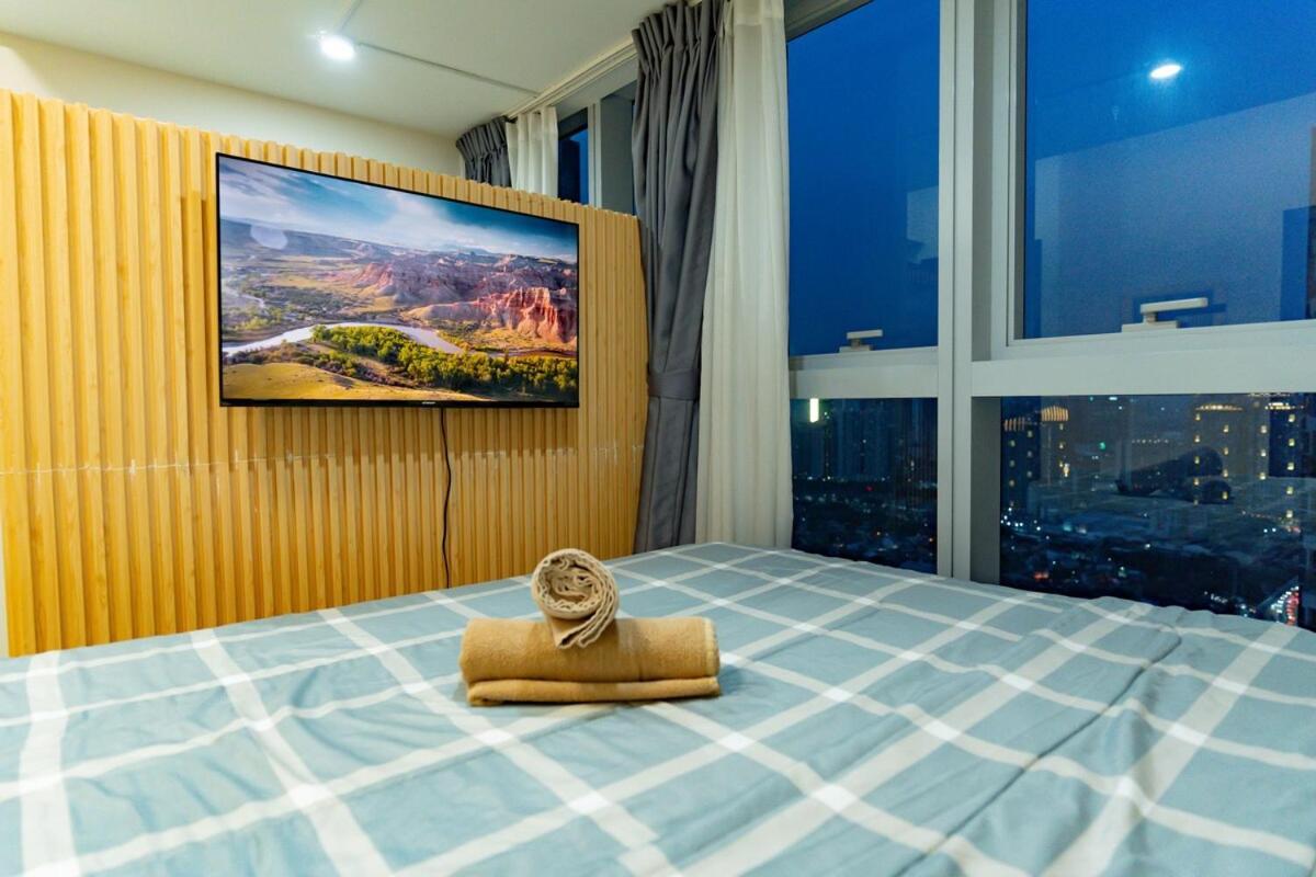 Apartment Spacious 3br In Uptown Bgc With King Size Bed, Near Malls And Restaurants