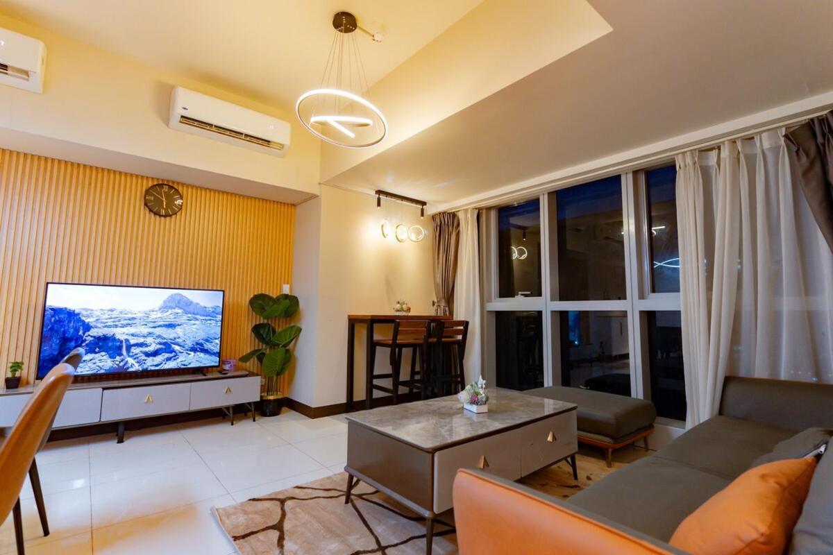 Spacious 3br In Uptown Bgc With King Size Bed, Near Malls And Restaurants Apartment *