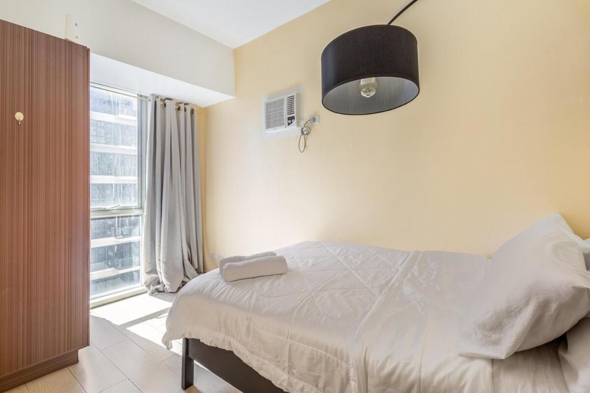 Minimalist Haven 3br Unit At Mckinley Hill Apartment *