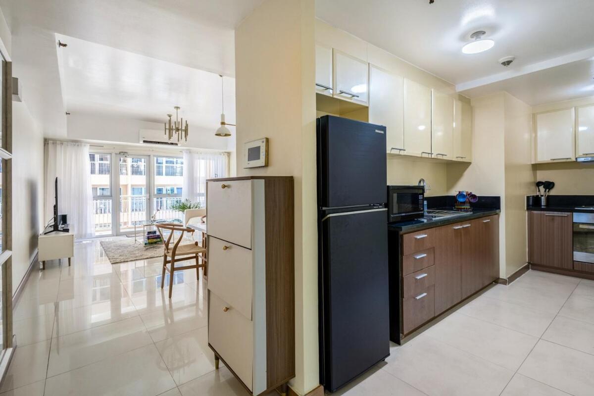 Minimalist Haven 3br Unit At Mckinley Hill Apartment *