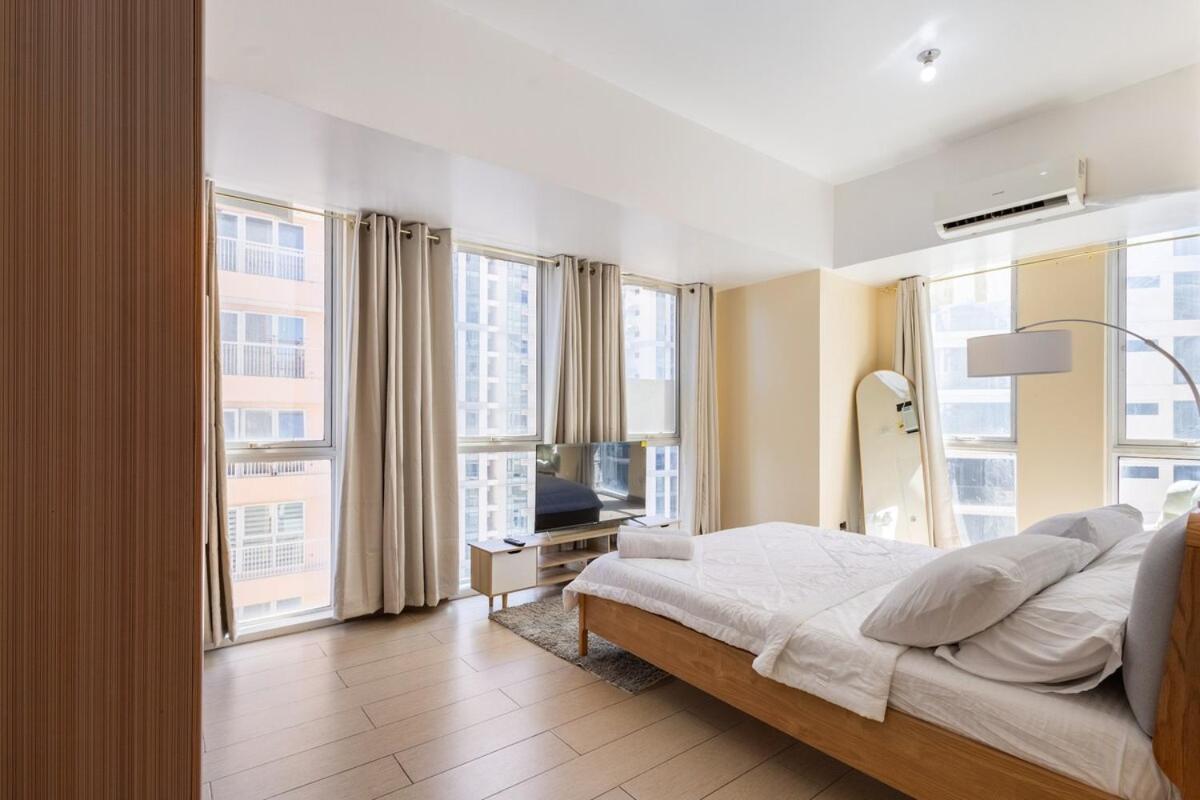 Minimalist Haven 3br Unit At Mckinley Hill *