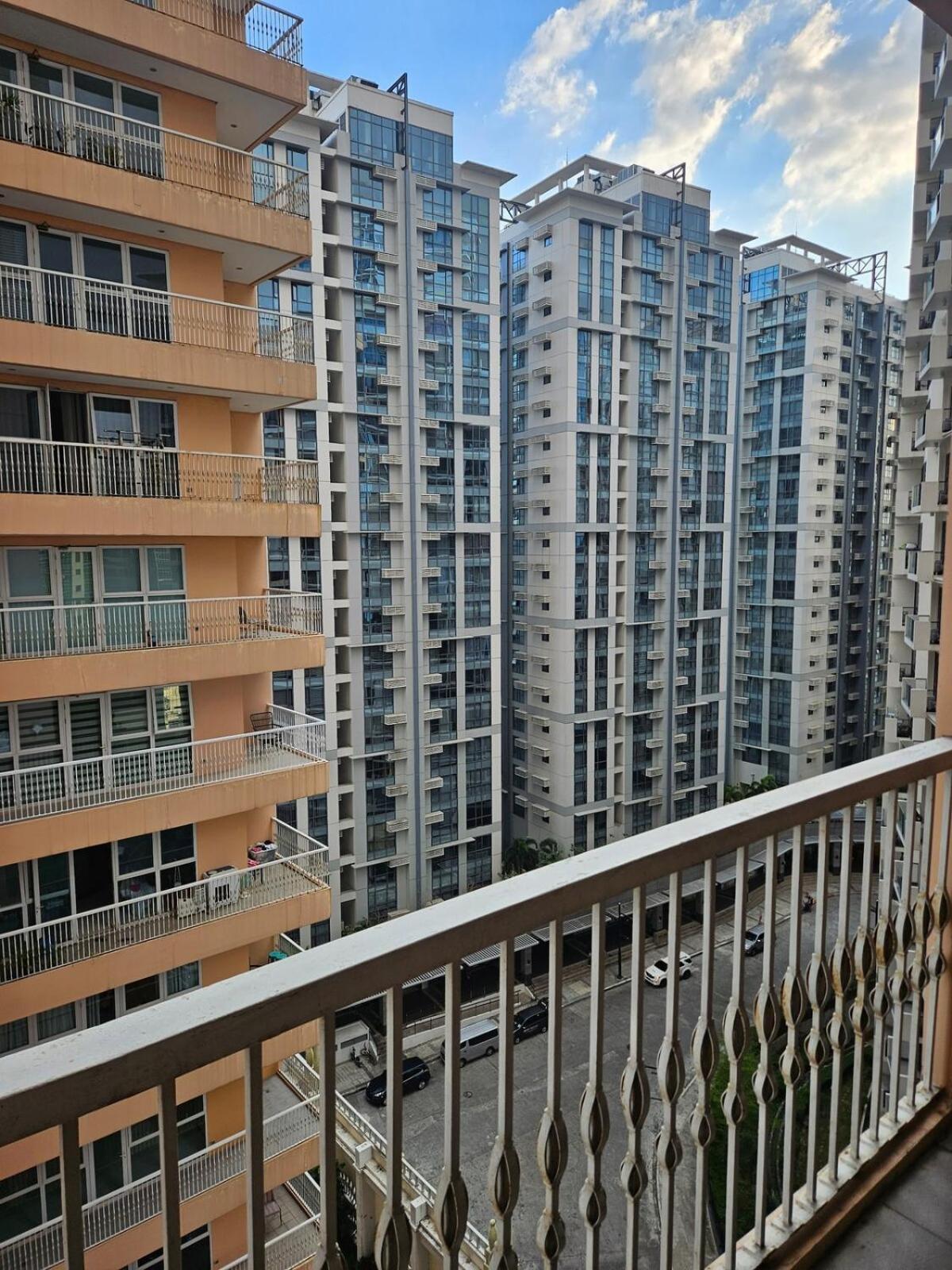 Minimalist Haven 3br Unit At Mckinley Hill Apartment Manila