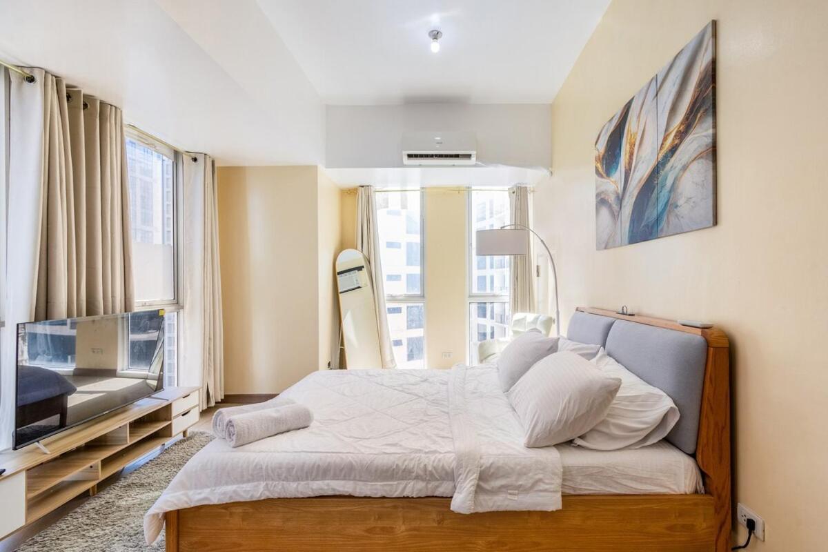 Minimalist Haven 3br Unit At Mckinley Hill *