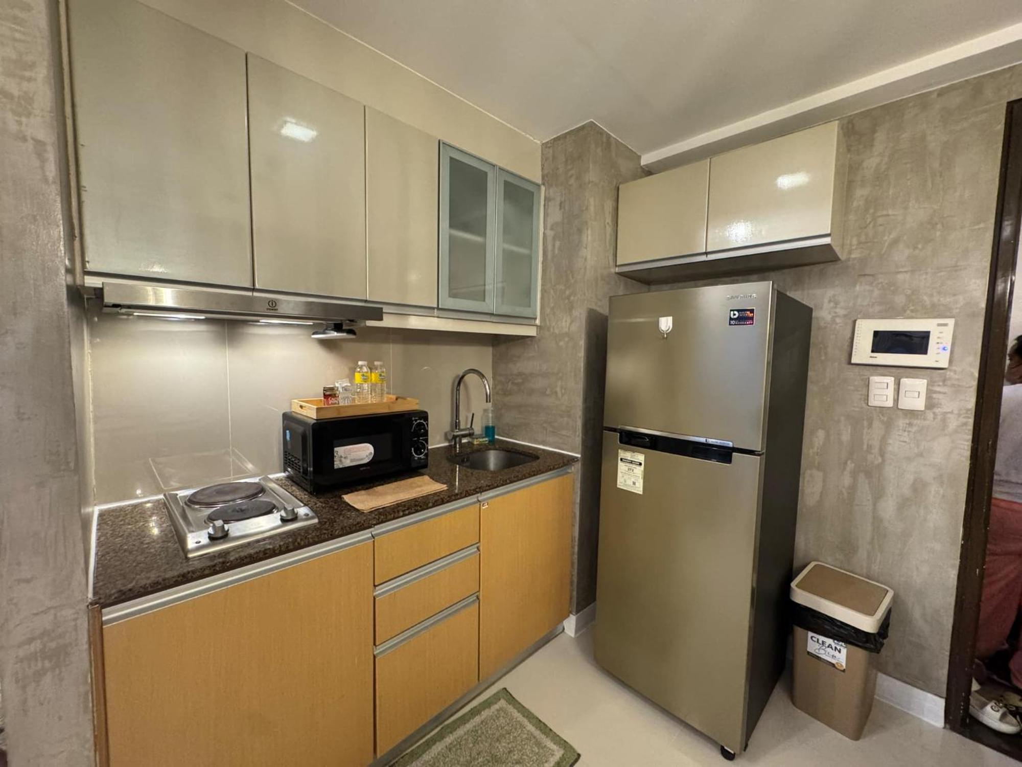 Industrial Chic In Mckinley Hill Walk To Venice Mall Apartment