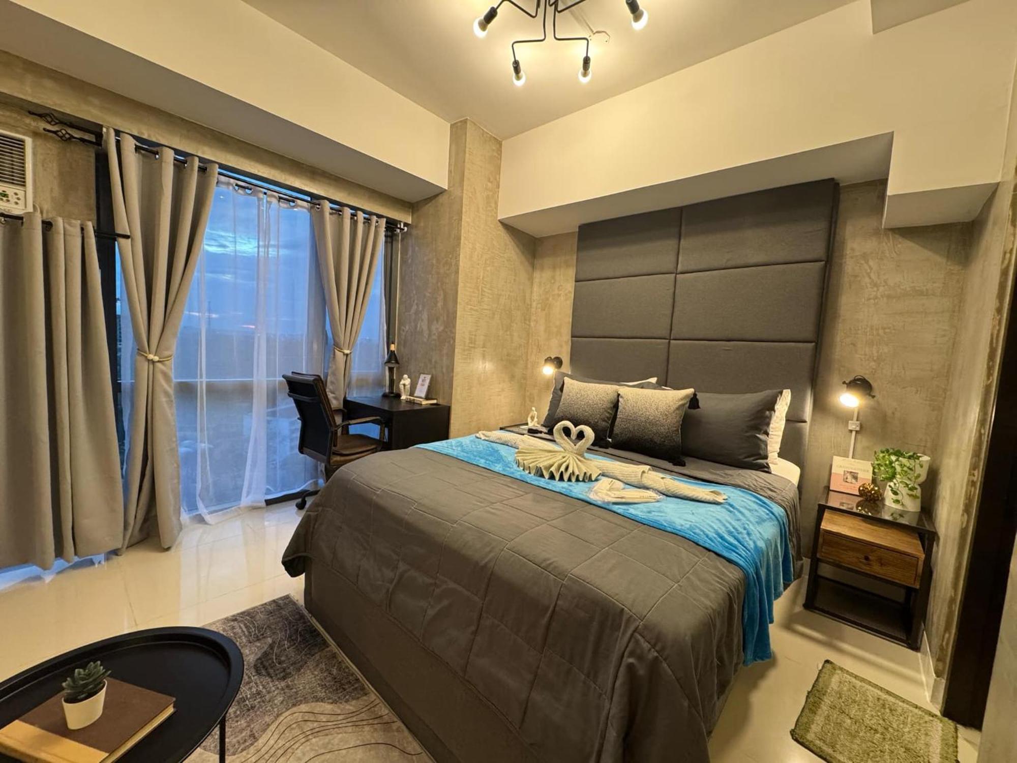 Industrial Chic In Mckinley Hill Walk To Venice Mall Manila