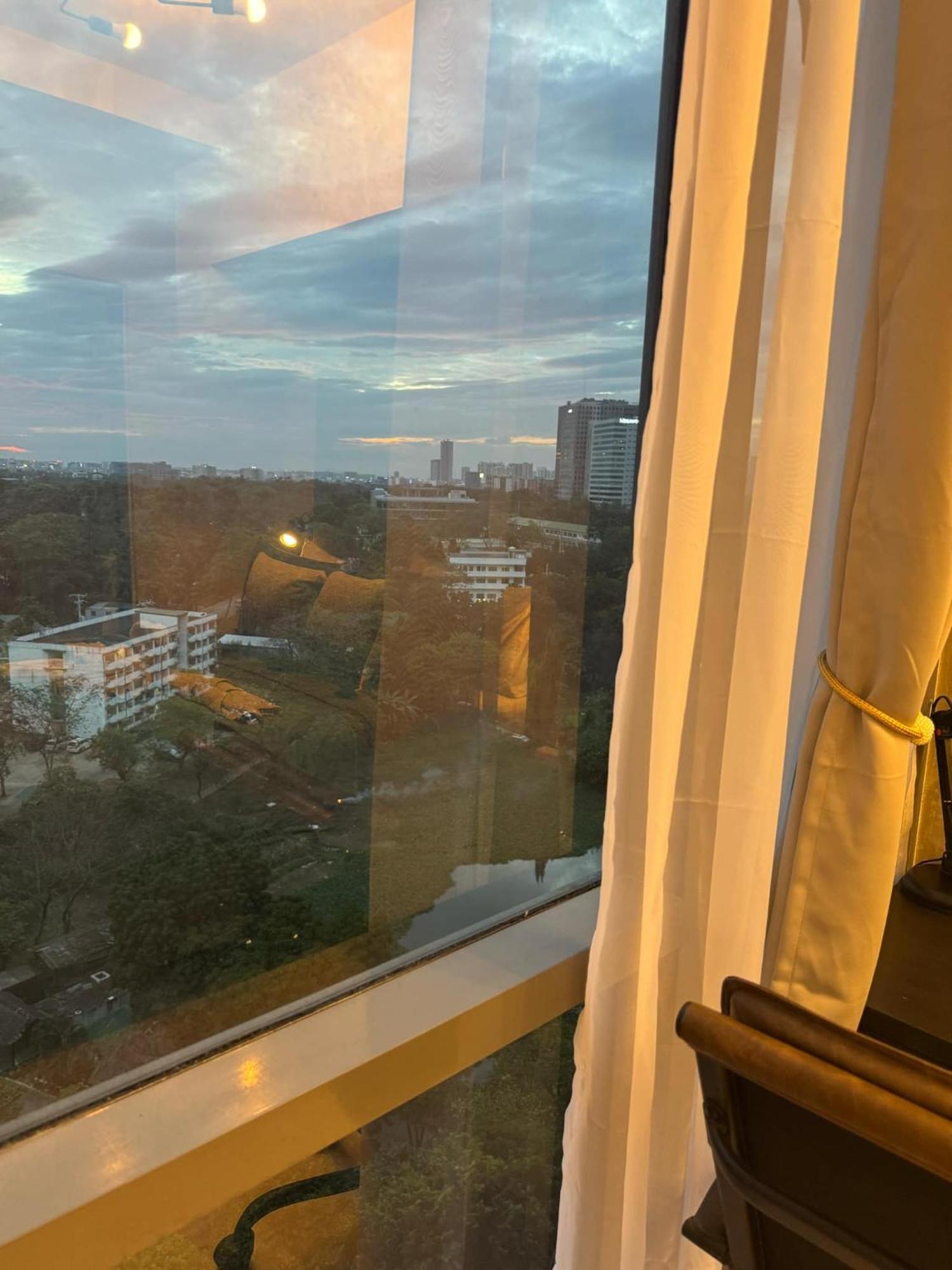 Apartment Industrial Chic In Mckinley Hill Walk To Venice Mall