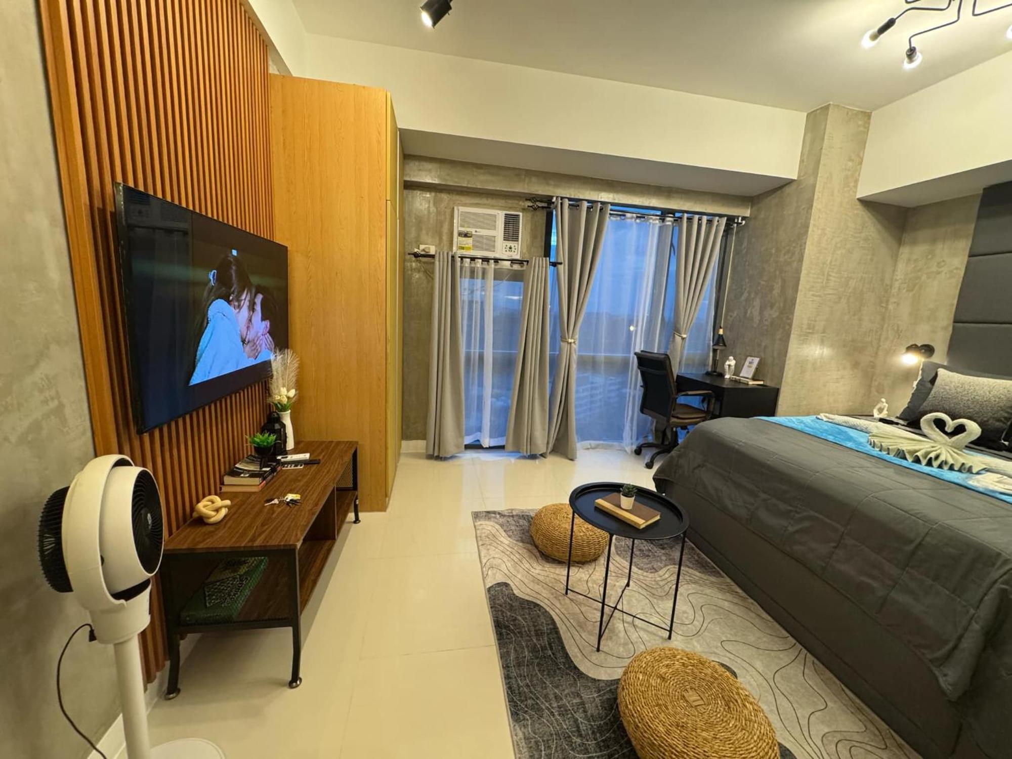 Industrial Chic In Mckinley Hill Walk To Venice Mall *