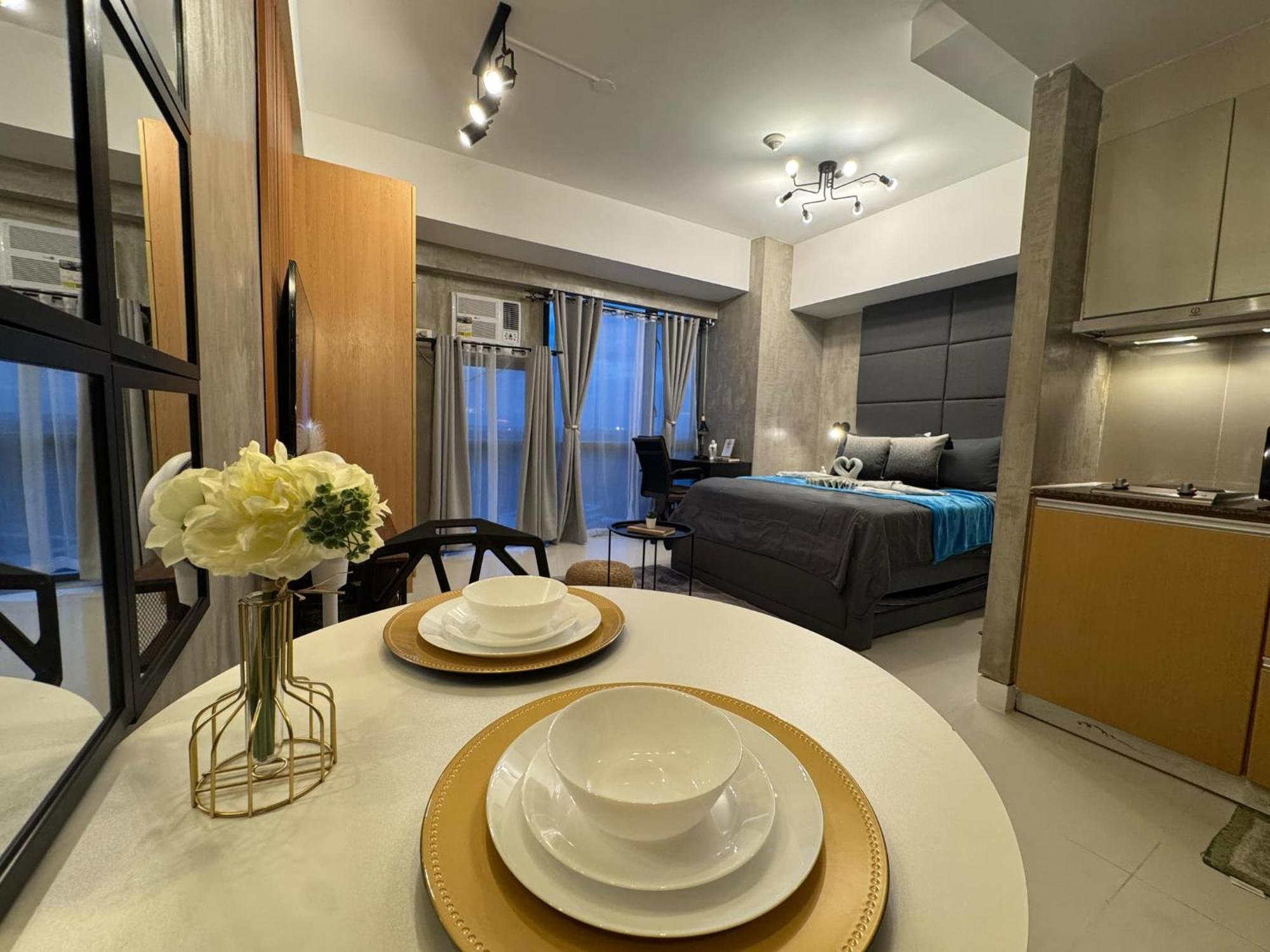 Industrial Chic In Mckinley Hill Walk To Venice Mall Manila