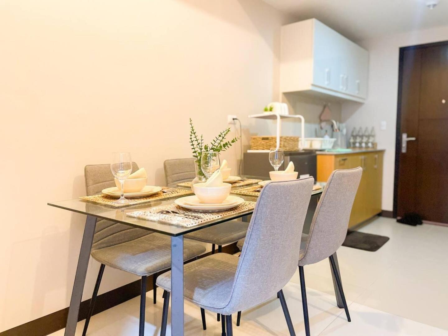 Luxurious Modern Bgc At Uptown #upt131h Manila