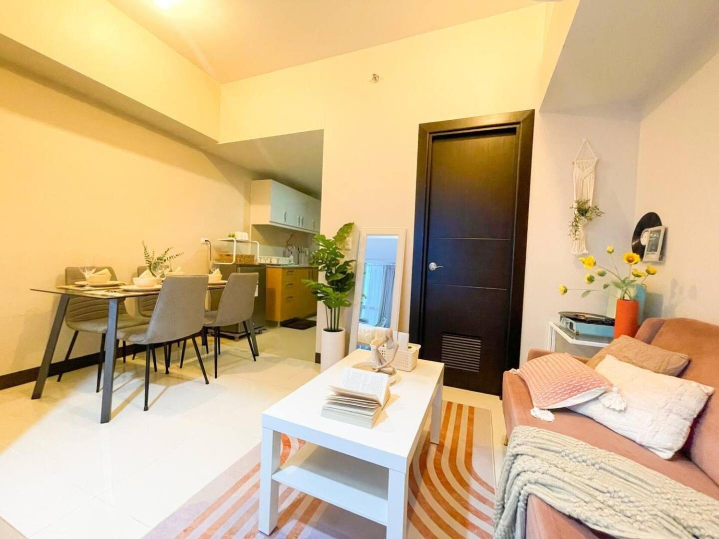 Luxurious Modern Bgc At Uptown #upt131h * Manila