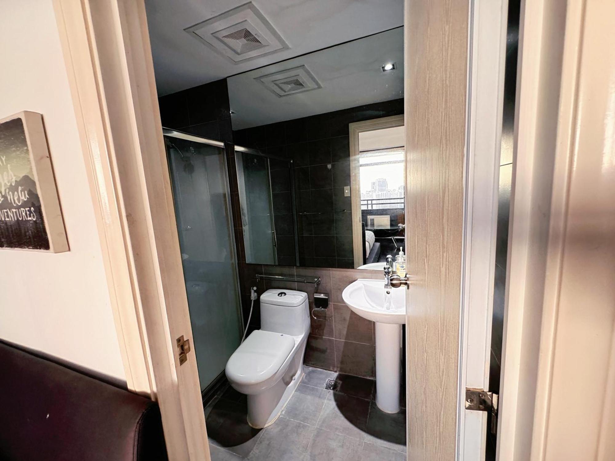 Hotel The Gramercy Residences New Sleek 1br Suite, 600mbps Wifi, Netflix & Free Amenities Manila