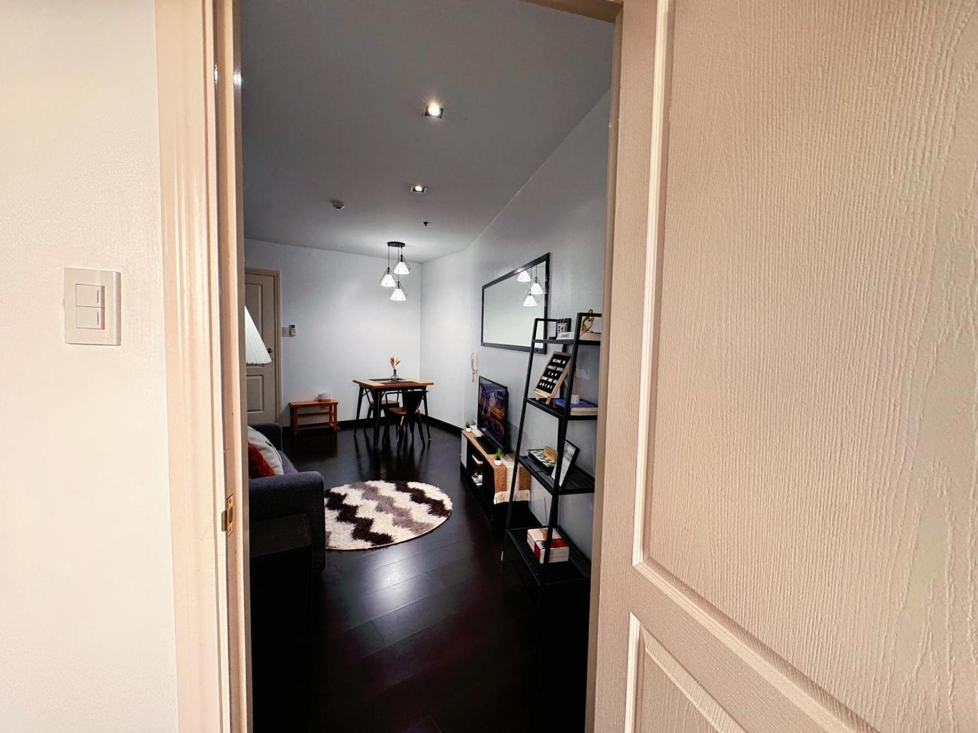 The Gramercy Residences New Sleek 1br Suite, 600mbps Wifi, Netflix & Free Amenities Hotel