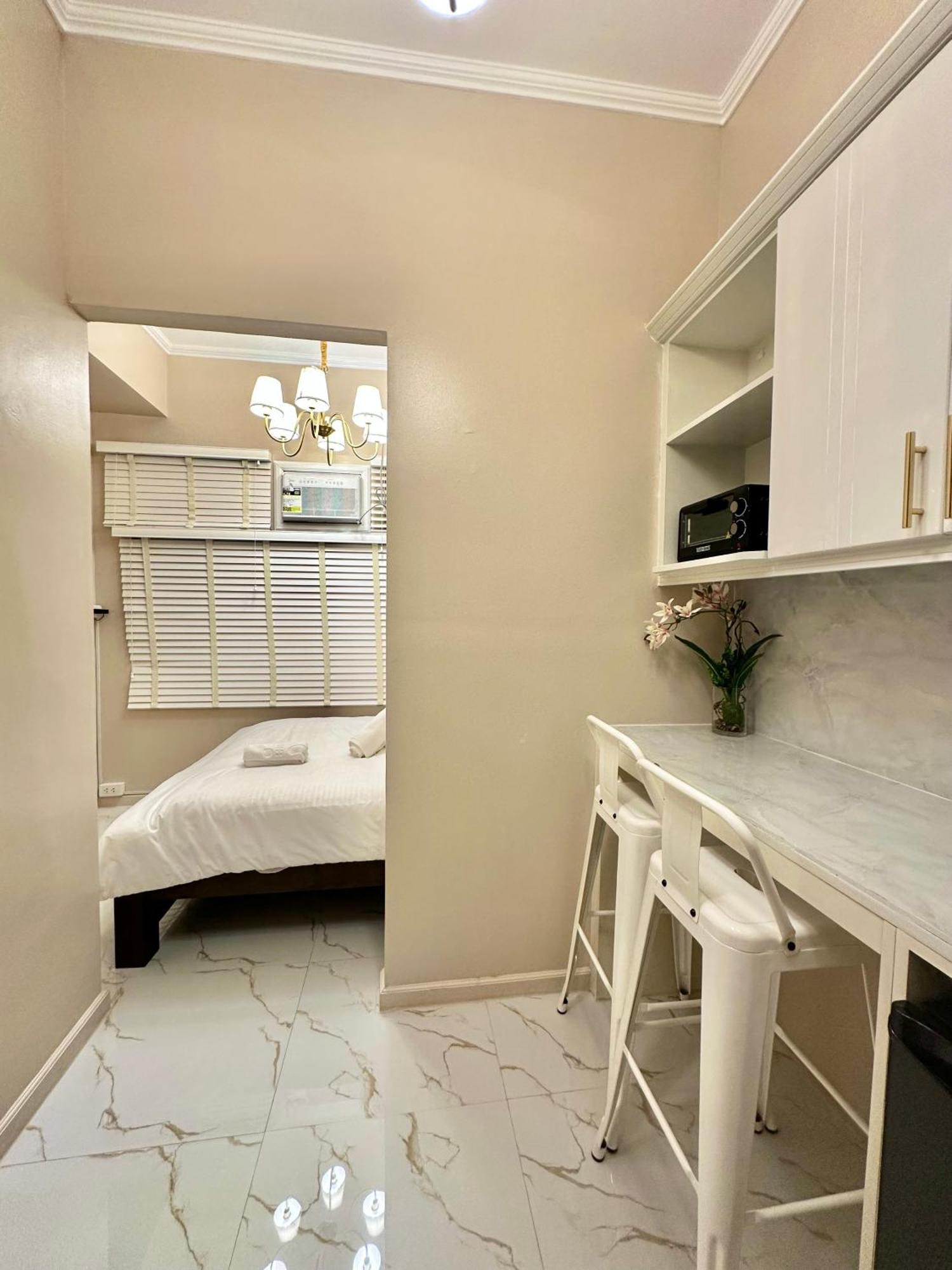 Aparthotel Two Condominium, Alabang Pastel -fiber Wi-fi Netflix Ready *