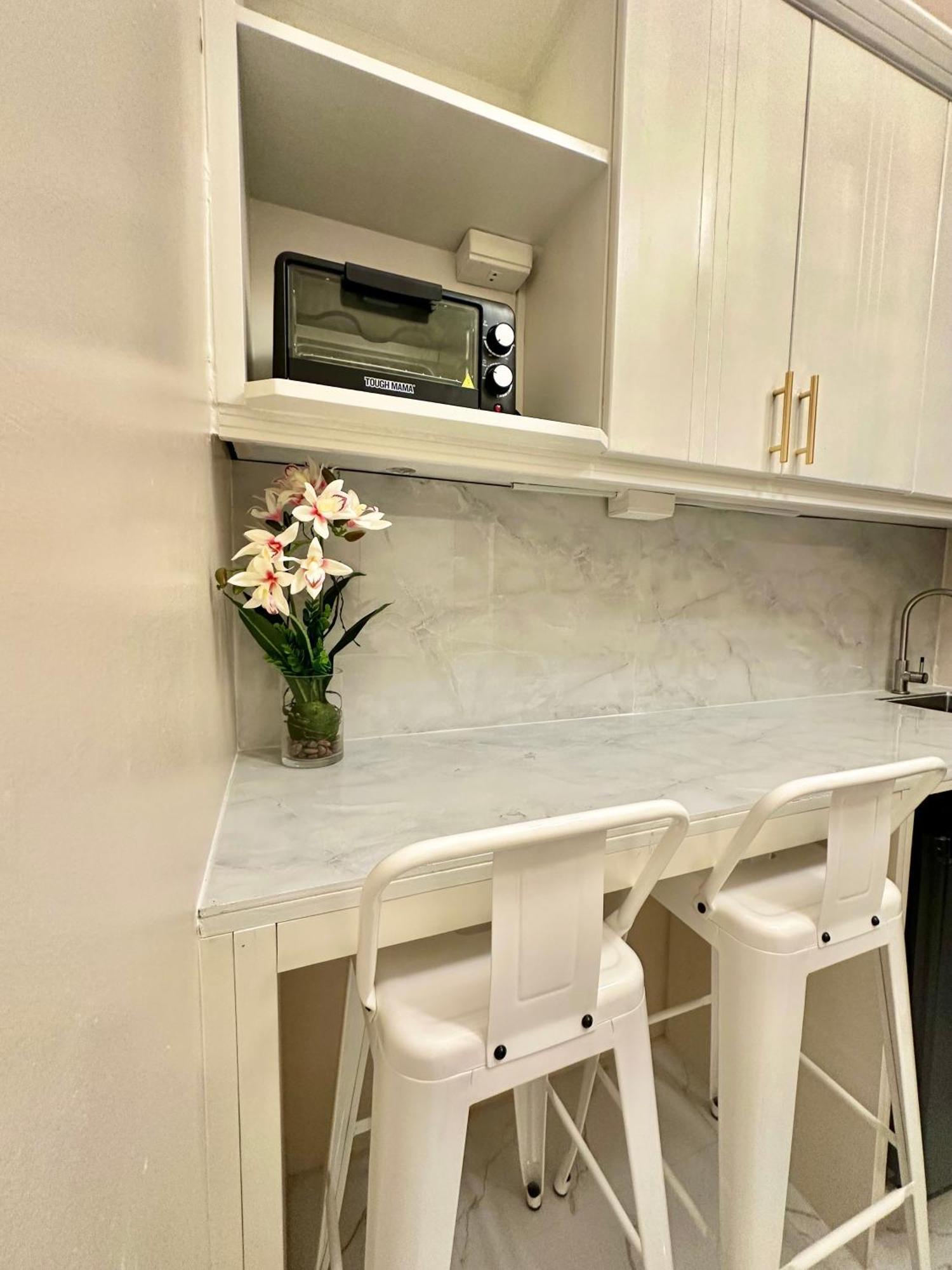 Two Condominium, Alabang Pastel -fiber Wi-fi Netflix Ready *