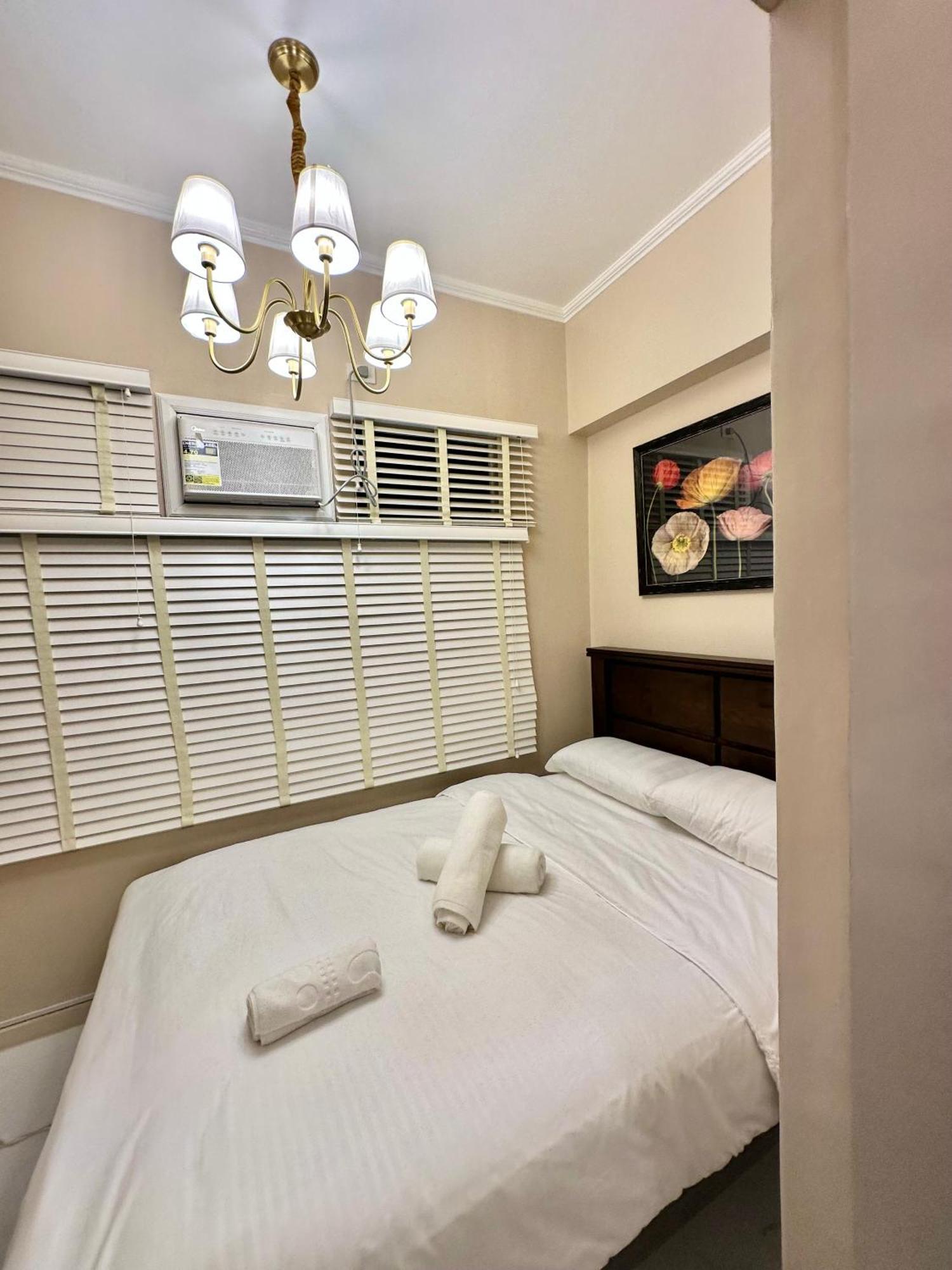 Two Condominium, Alabang Pastel -fiber Wi-fi Netflix Ready Aparthotel *