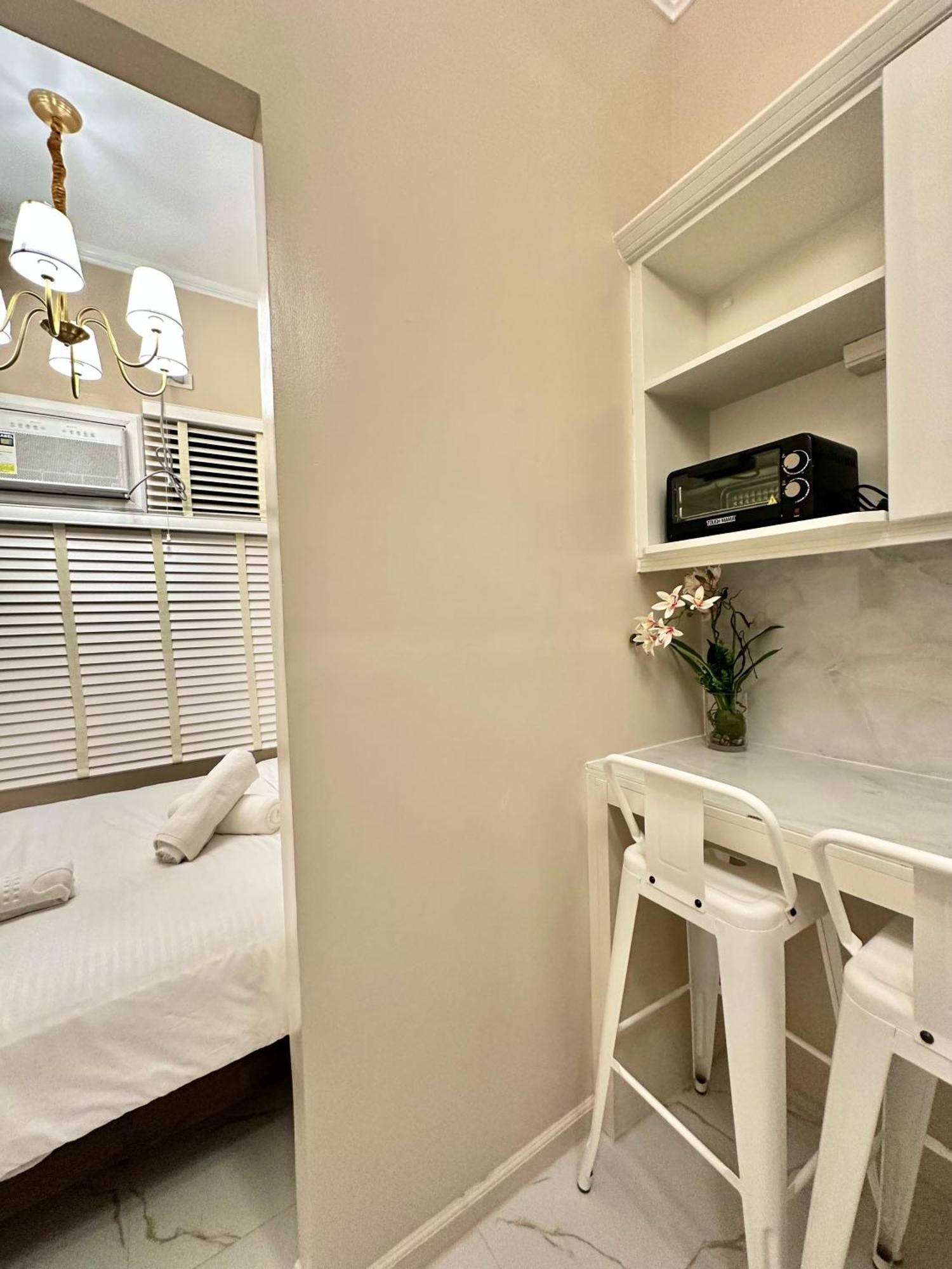 Two Condominium, Alabang Pastel -fiber Wi-fi Netflix Ready
