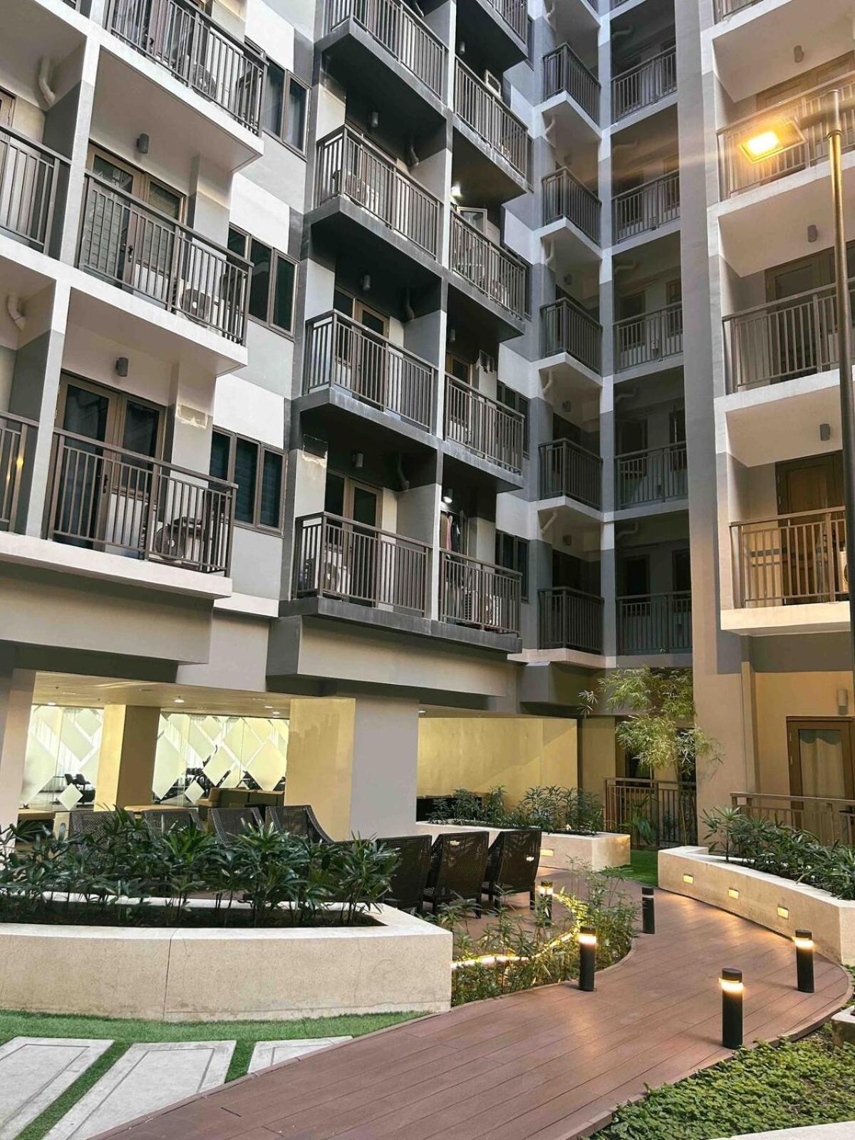 Divine's - S Residences 2br Unit, Bldg 1 Near Moa Aparthotel *