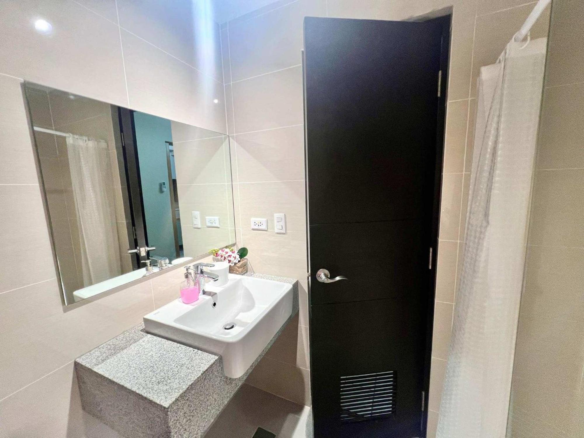 Nuhomes Staycation Escape At Uptown Parksuites Tower 2 Aparthotel Manila