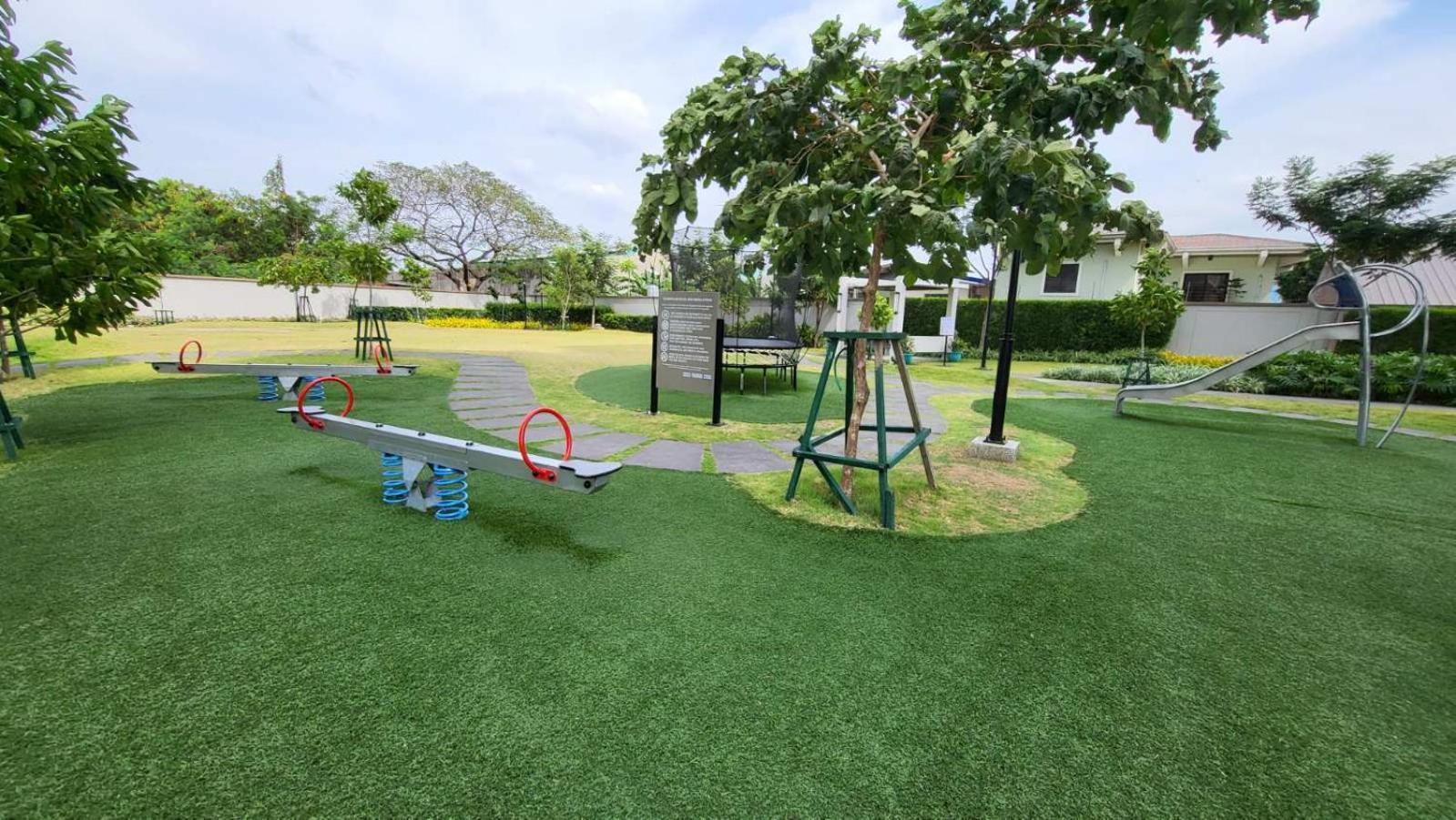 The Atherton- Spacious Modern Unit In Paranaque Near The Airport, Makati, Bgc And Highways Paranaque City