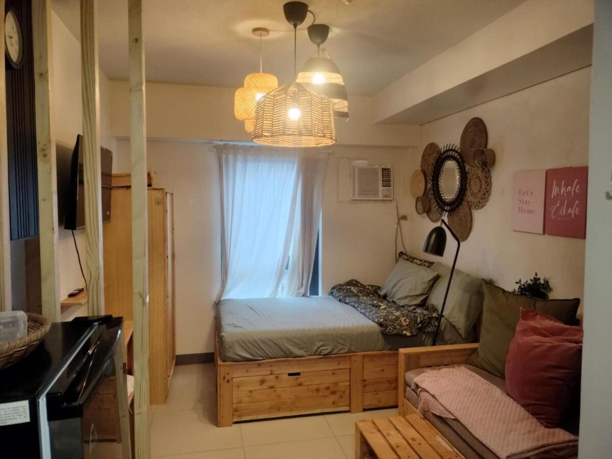 Cozy Wooden Design Unit At 7 Edsa Apartment
