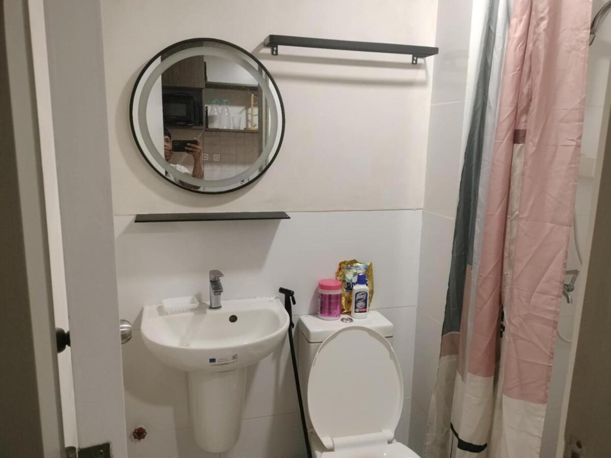 Cozy Wooden Design Unit At 7 Edsa Apartamento Manila