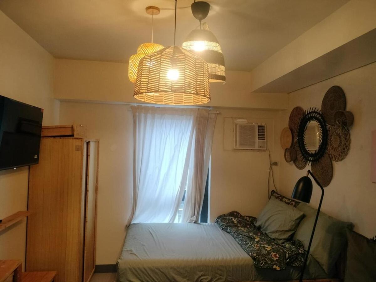 Cozy Wooden Design Unit At 7 Edsa Apartment Manila