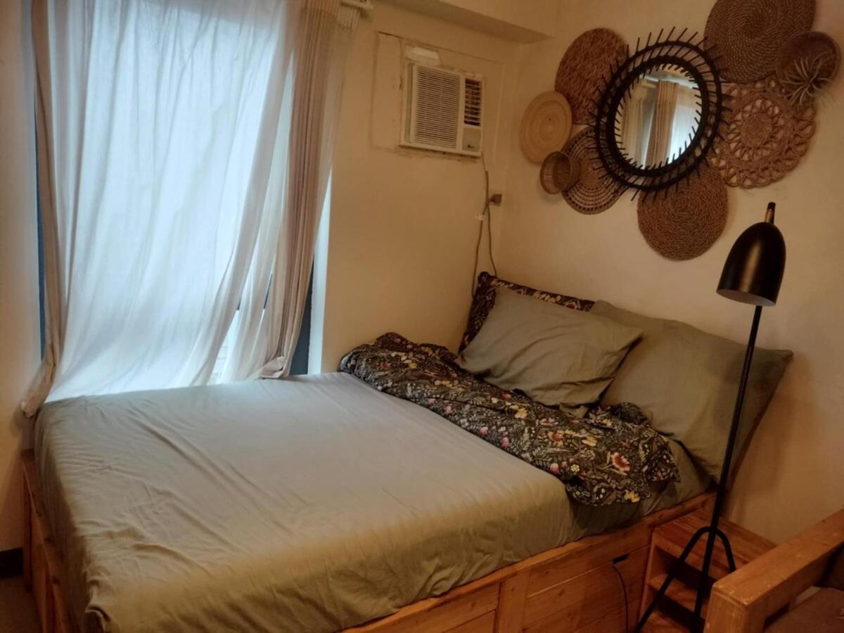 Cozy Wooden Design Unit At 7 Edsa Apartment Manila