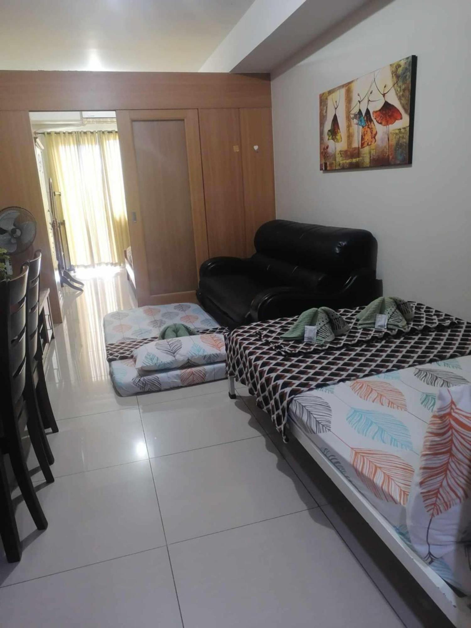 2 Bedroom Just Accross Moa And Smx By Jam Ez * Manila