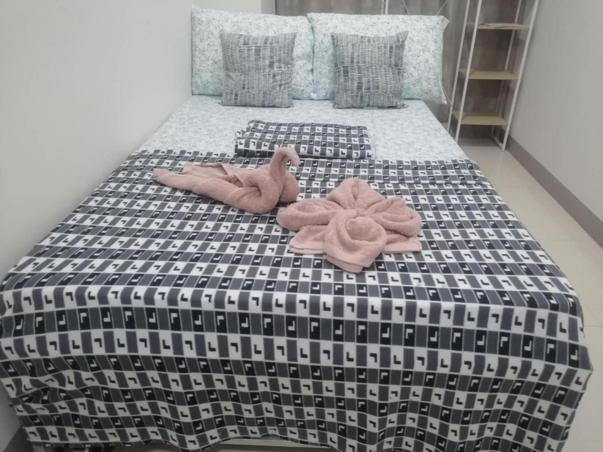 Apartment 2 Bedroom Just Accross Moa And Smx By Jam Ez Manila