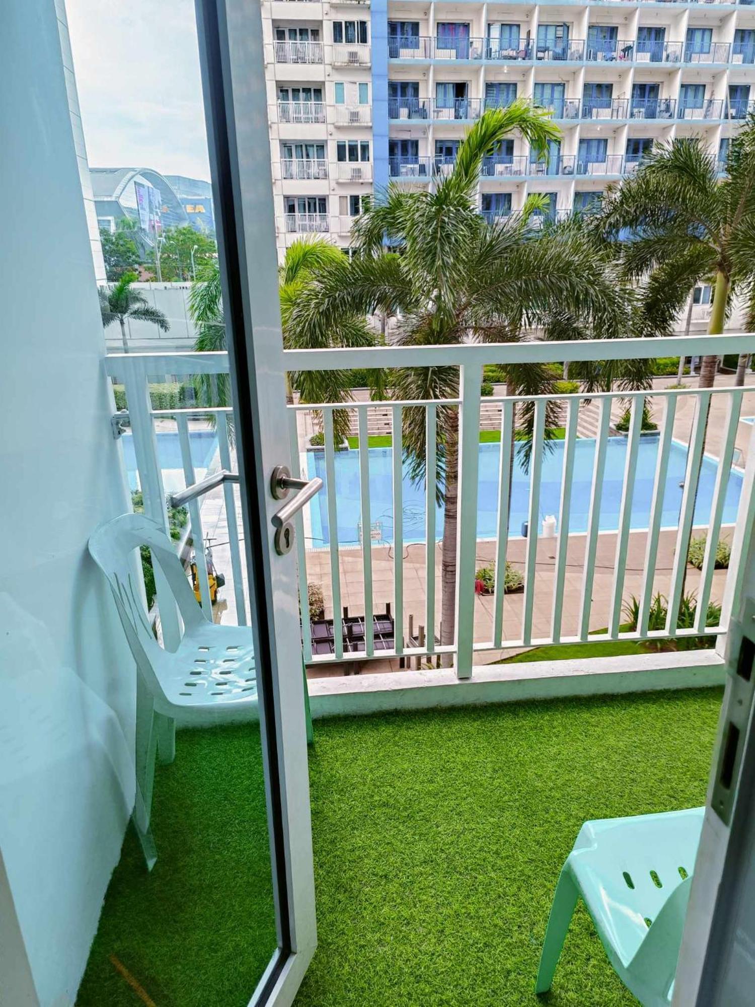 2 Bedroom Just Accross Moa And Smx By Jam Ez Manila
