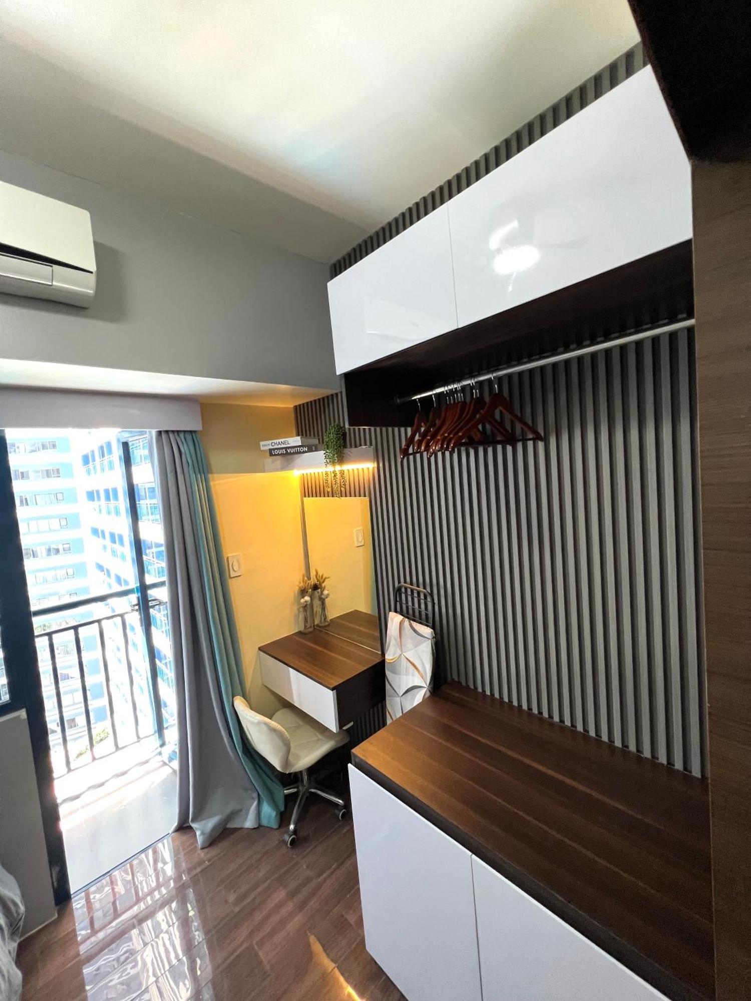 In Air Residences, Makati With Wifi, Netflix, Pool, Mall And *
