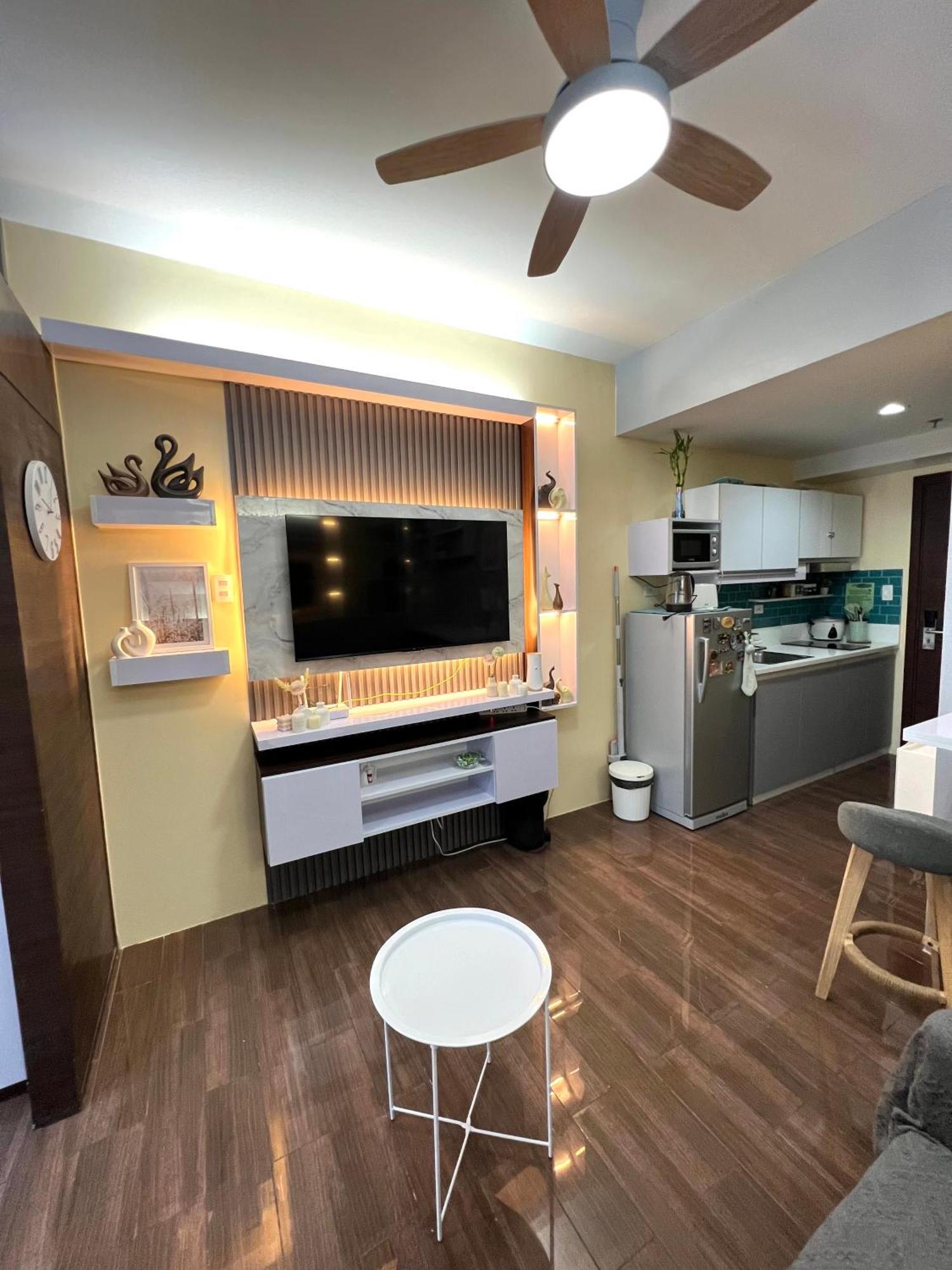 In Air Residences, Makati With Wifi, Netflix, Pool, Mall And Manila