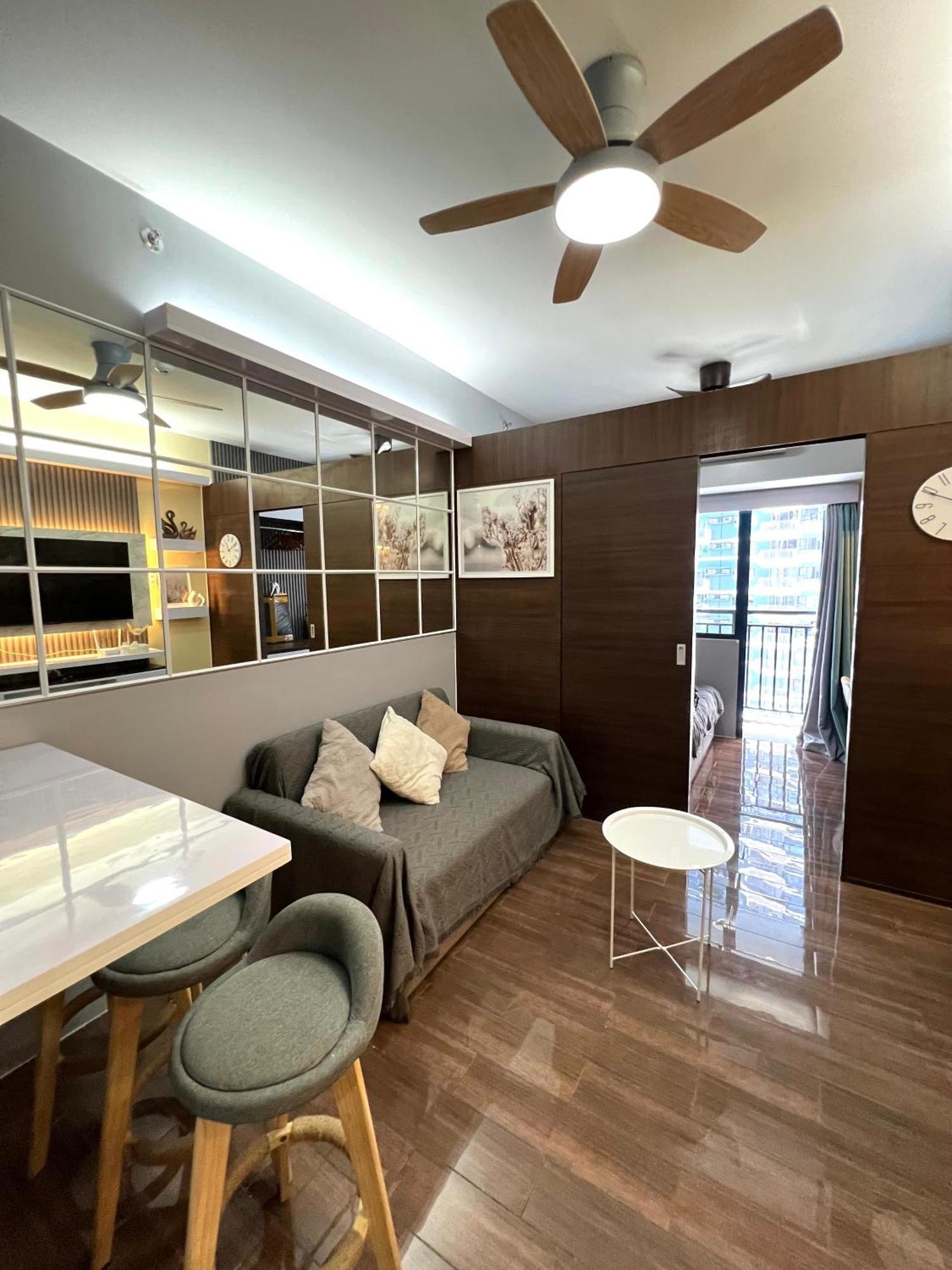 Apartment In Air Residences, Makati With Wifi, Netflix, Pool, Mall And