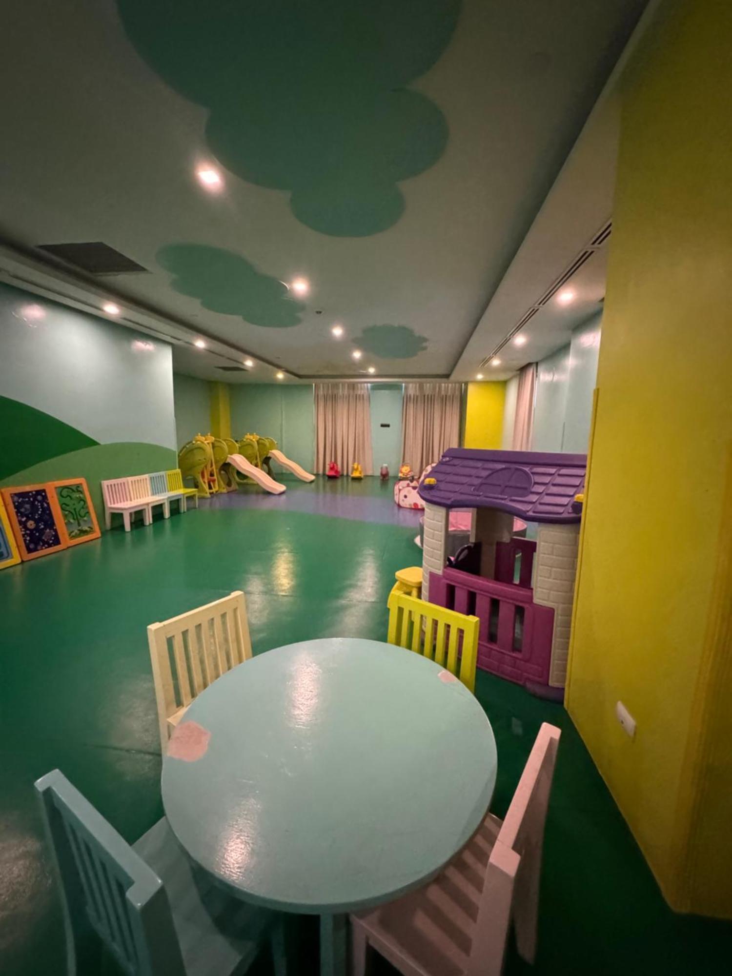 Industrial Chic In Mckinley Hill Walk To Venice Mall Apartment