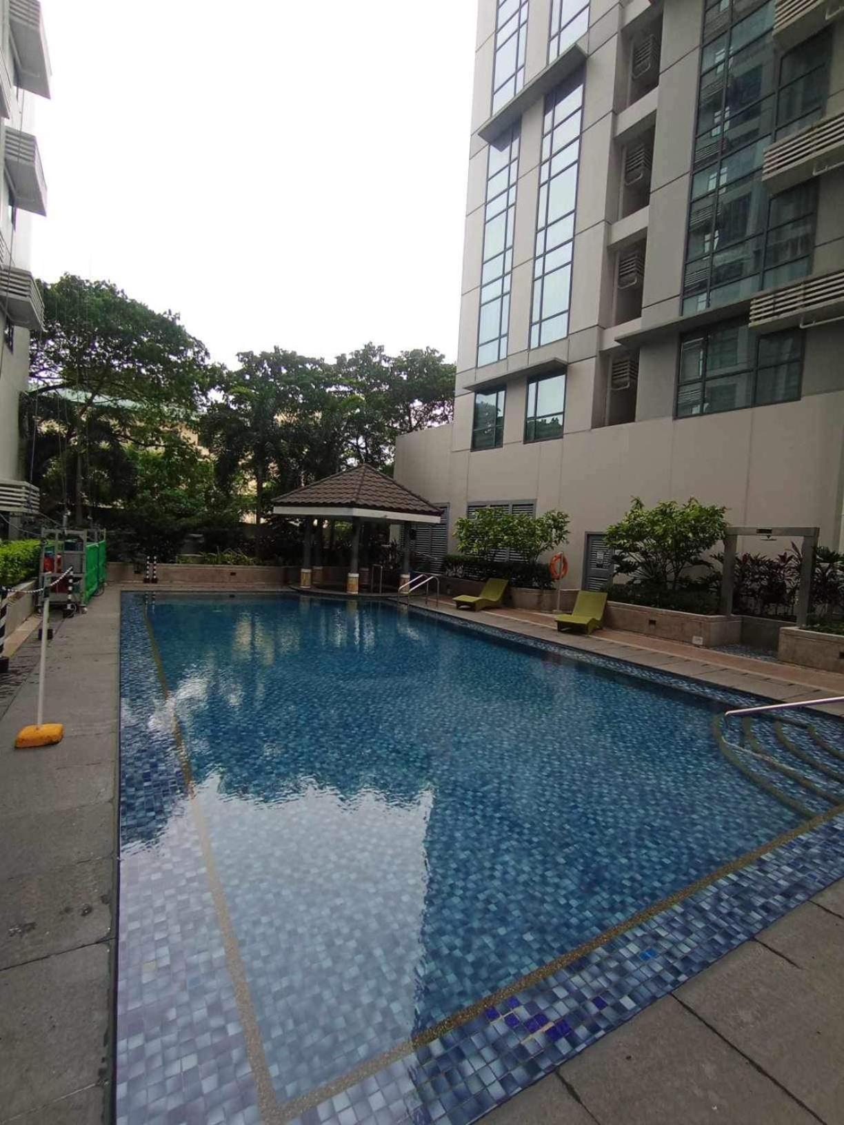 Industrial Chic In Mckinley Hill Walk To Venice Mall * Manila