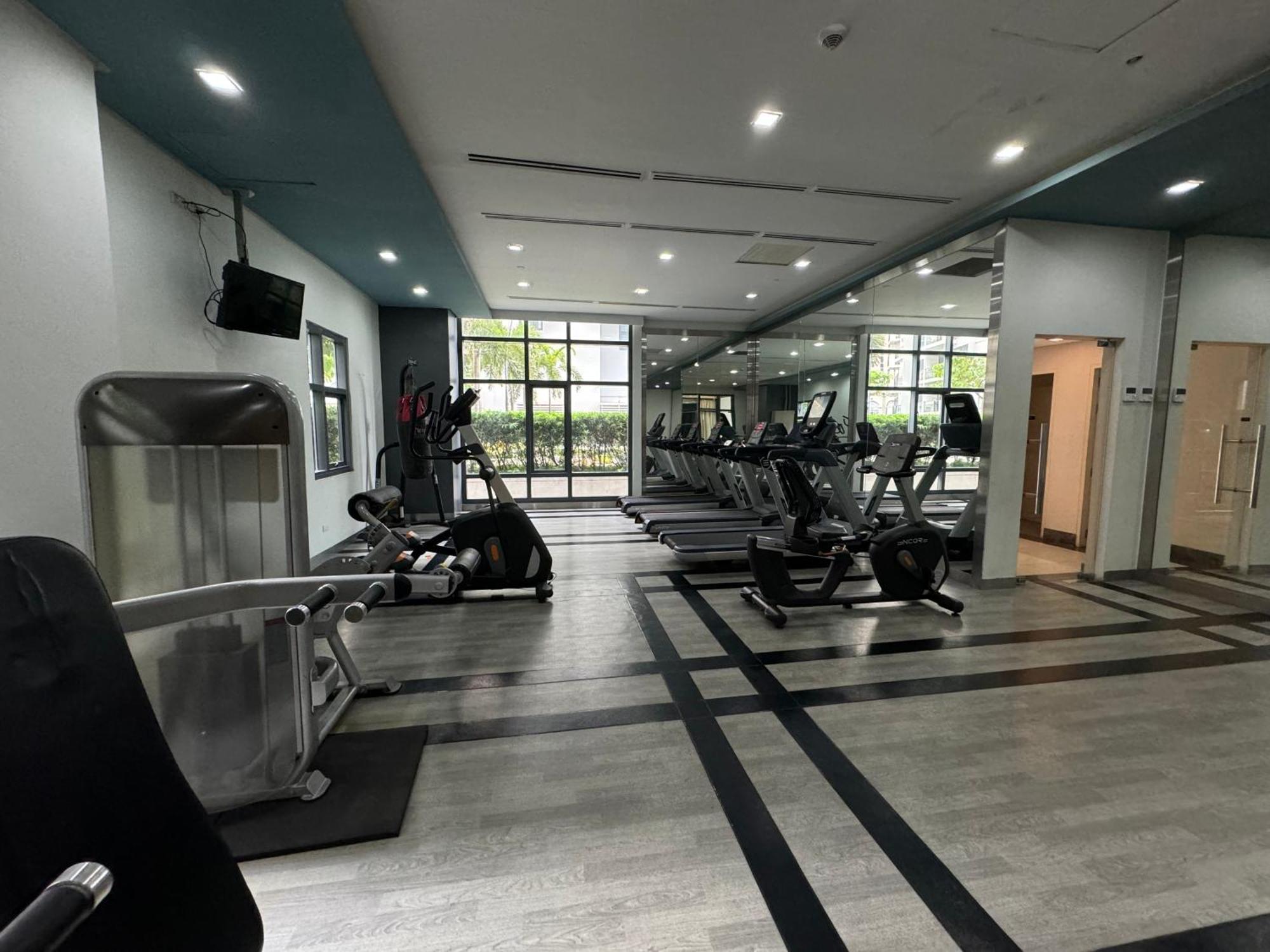 Industrial Chic In Mckinley Hill Walk To Venice Mall *