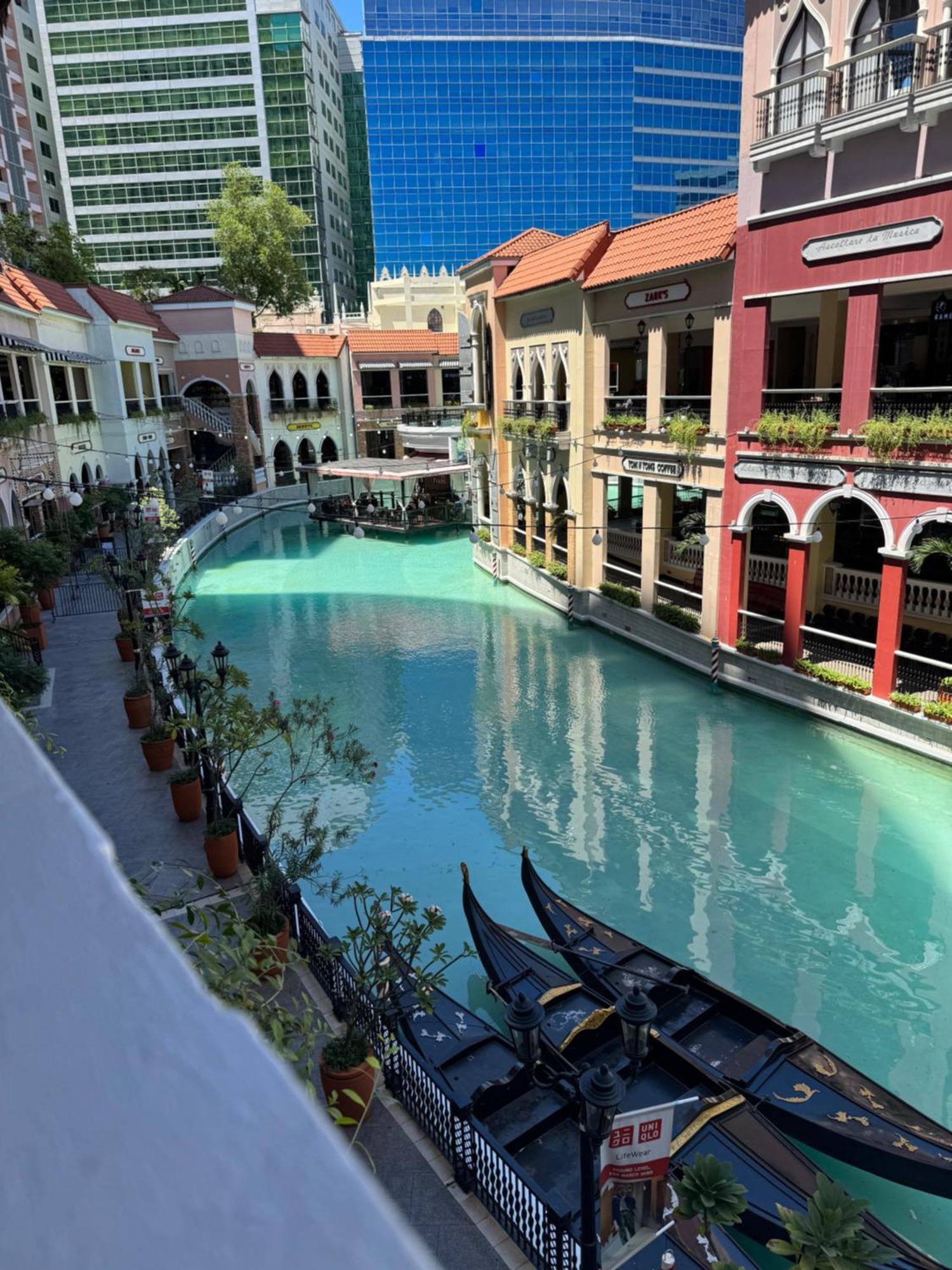 Industrial Chic In Mckinley Hill Walk To Venice Mall * Manila