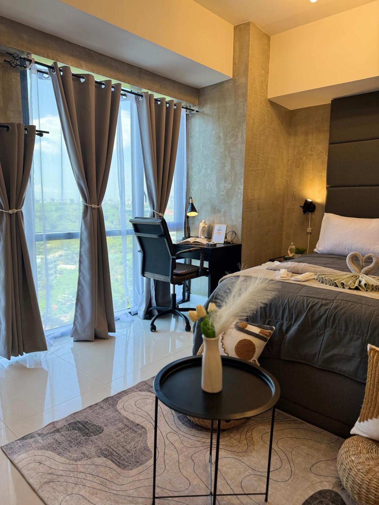 Industrial Chic In Mckinley Hill Walk To Venice Mall Apartment