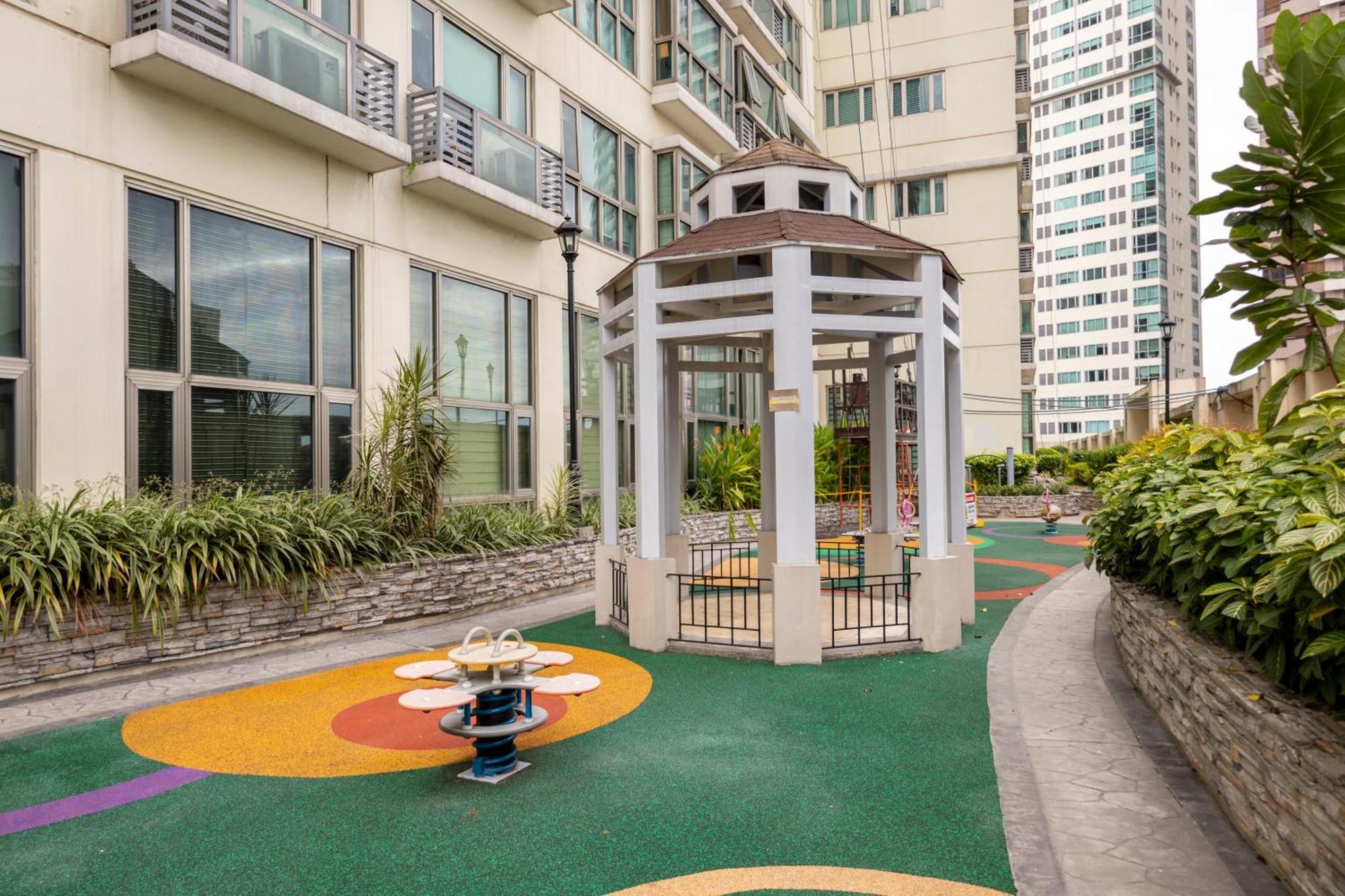 Forbeswood Parklane 1br With Golf View Manila