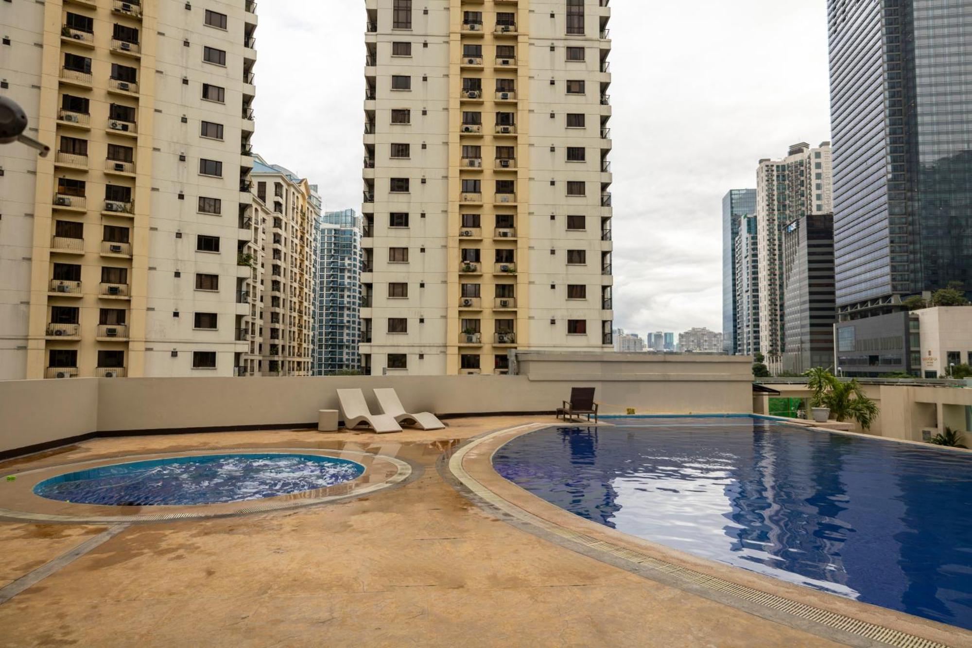 Apartment Forbeswood Parklane 1br With Golf View Manila