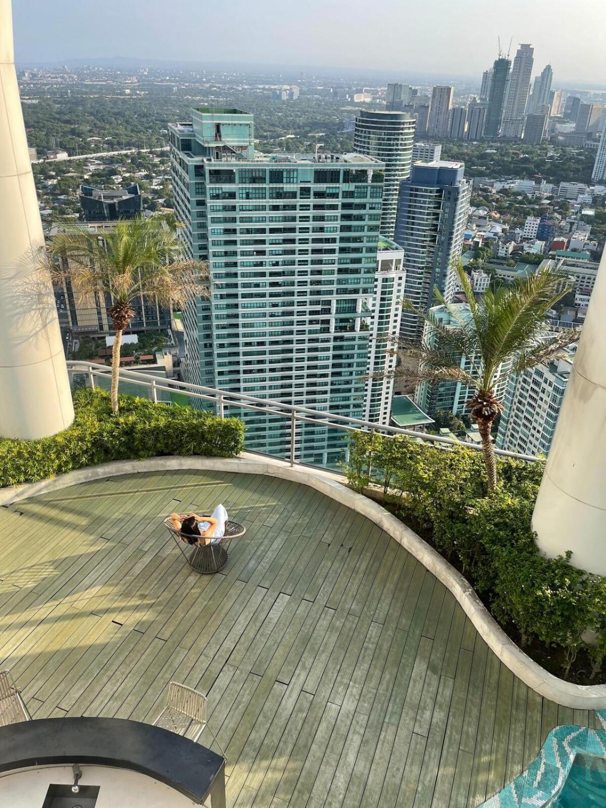 The Serene Escape Ph Rockwell Balcony View 1br