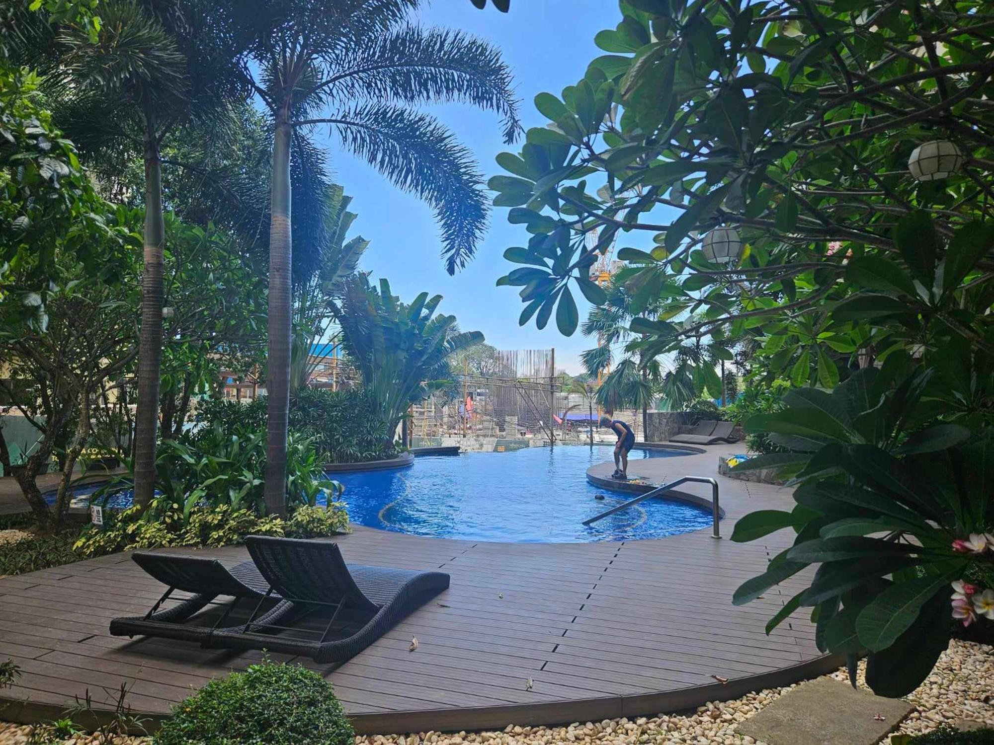 1br Qc Furnished Free Pool Access, Fast Wifi Manila