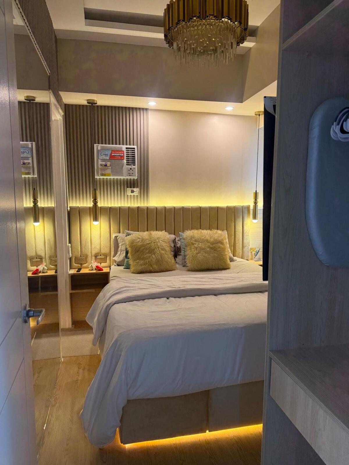 Yassis 2br Luxury Unit In Grass Manila