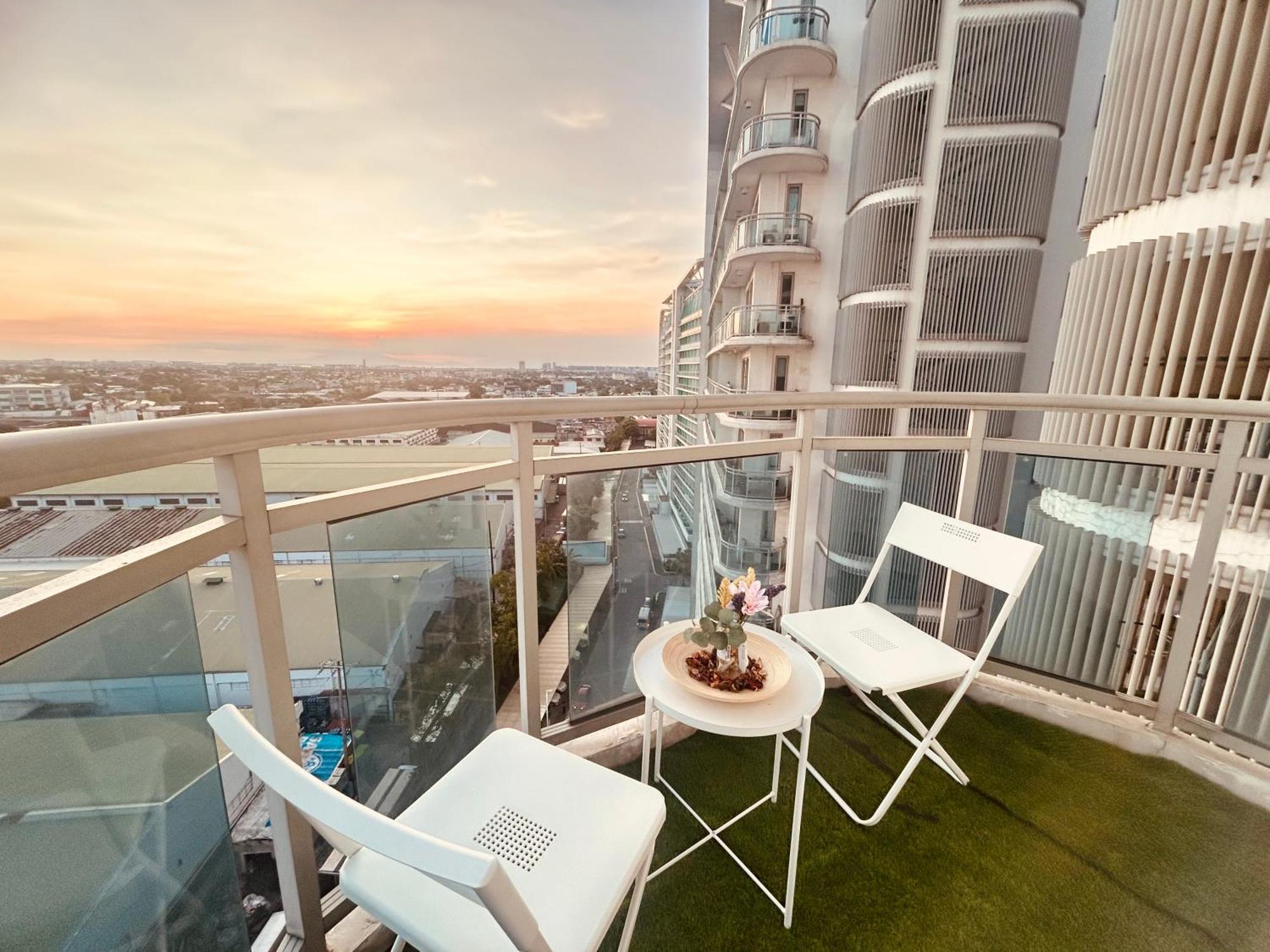 Aparthotel 2br In Azure With Bay View & Laguna De Bay View