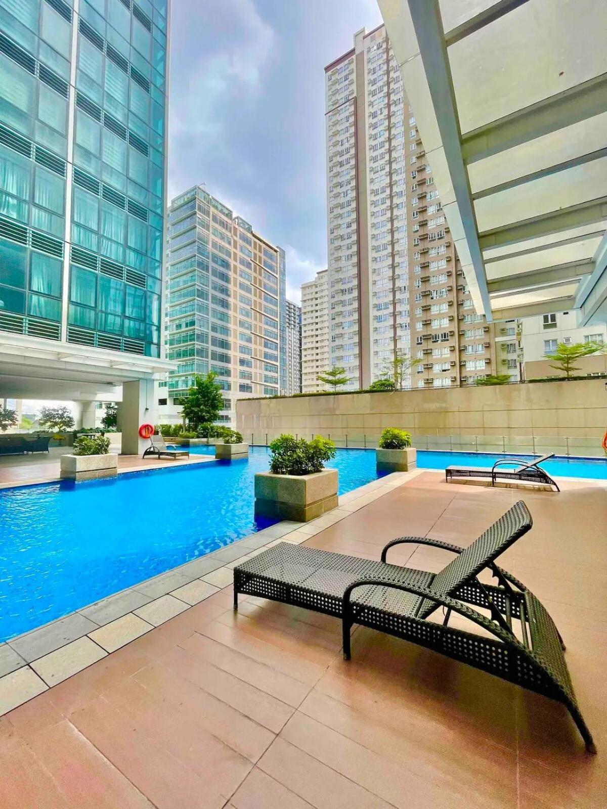 Uptown Bgc Spacious Unit - 1 Queen Bed And Bunkbed