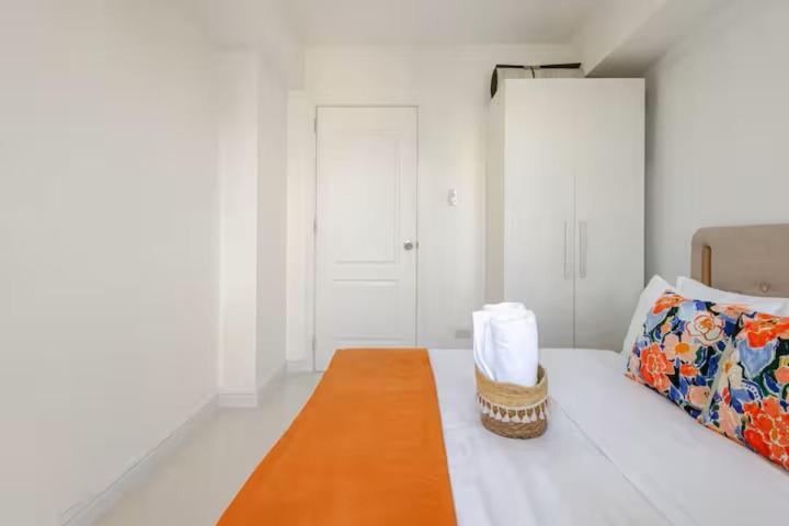 Jing'scrib 2br By Azure Near Airport Apartment Manila