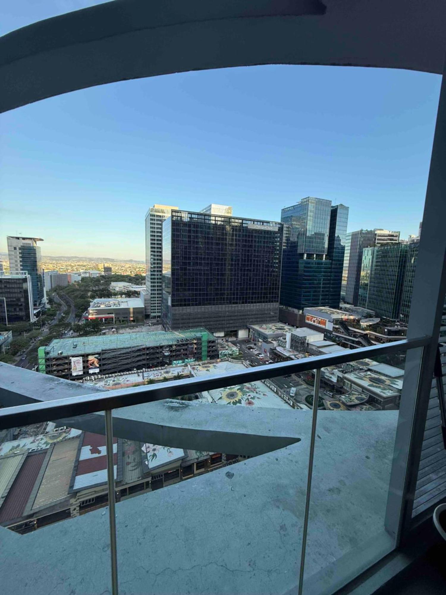 Nuhomes Staycation Escape At Uptown Parksuites Tower 2 Manila