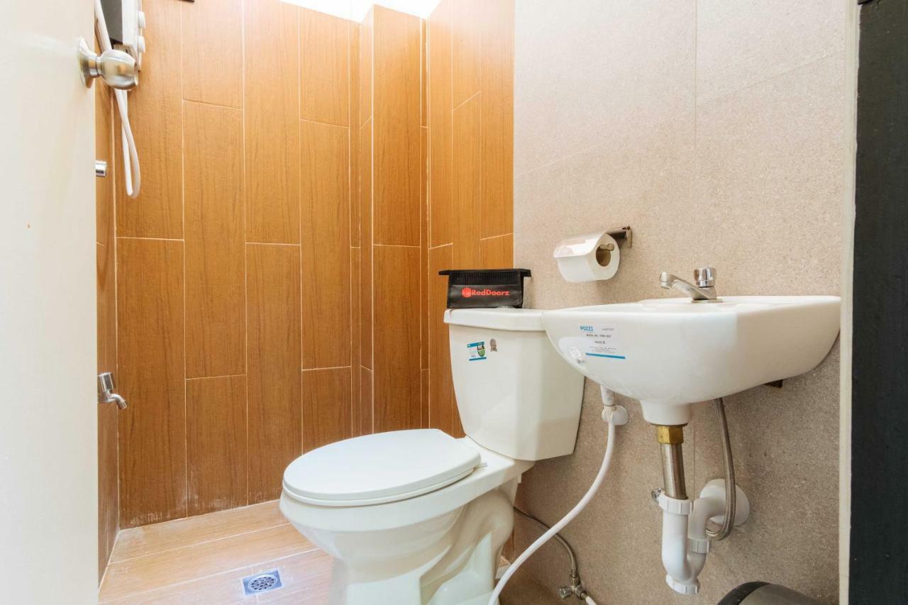 Hotel Reddoorz @ Vicente Street Espana 2*